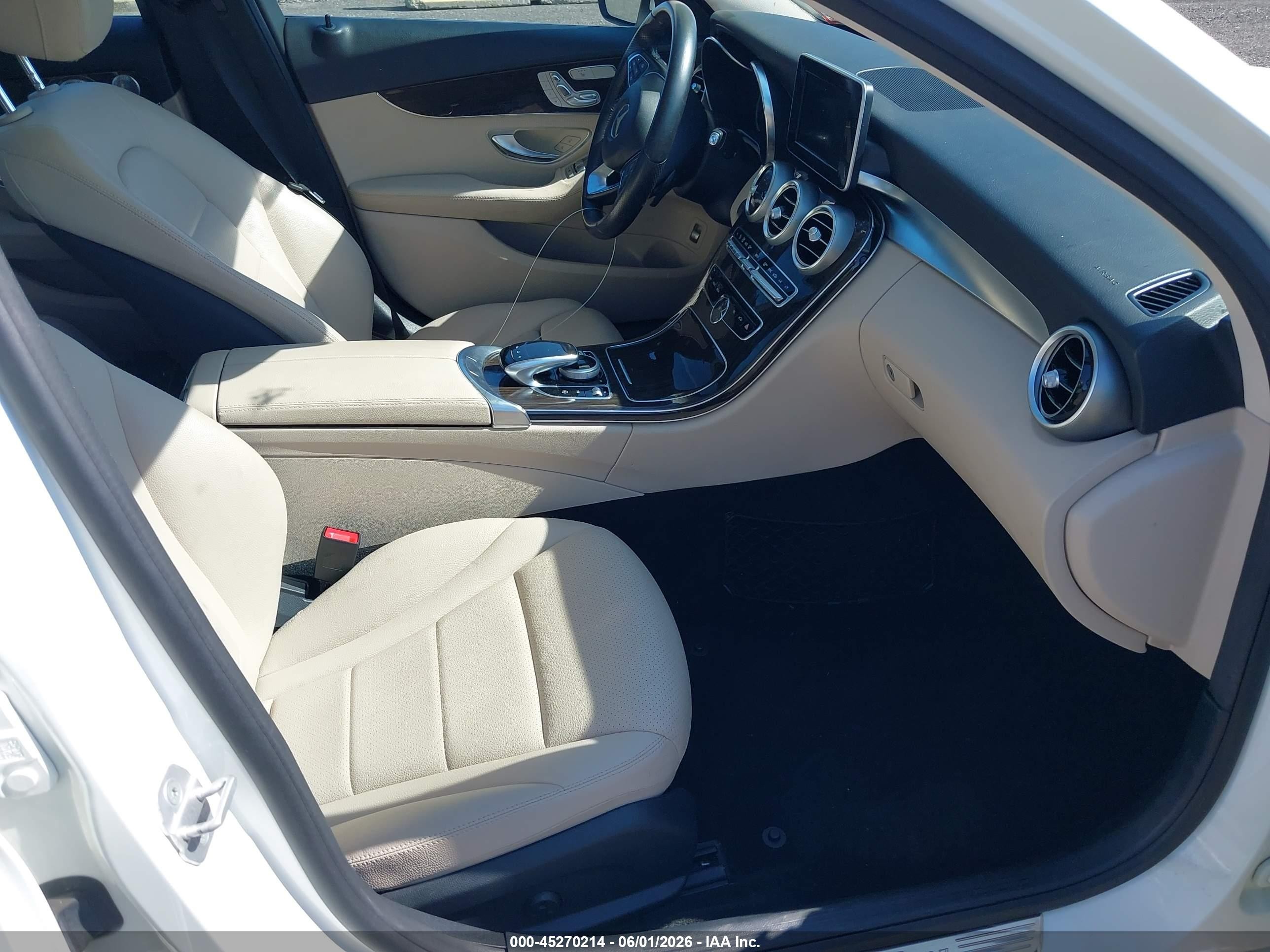 2015 Mercedes-benz C 300 4matic Белый vin: 55SWF4KB6FU018493