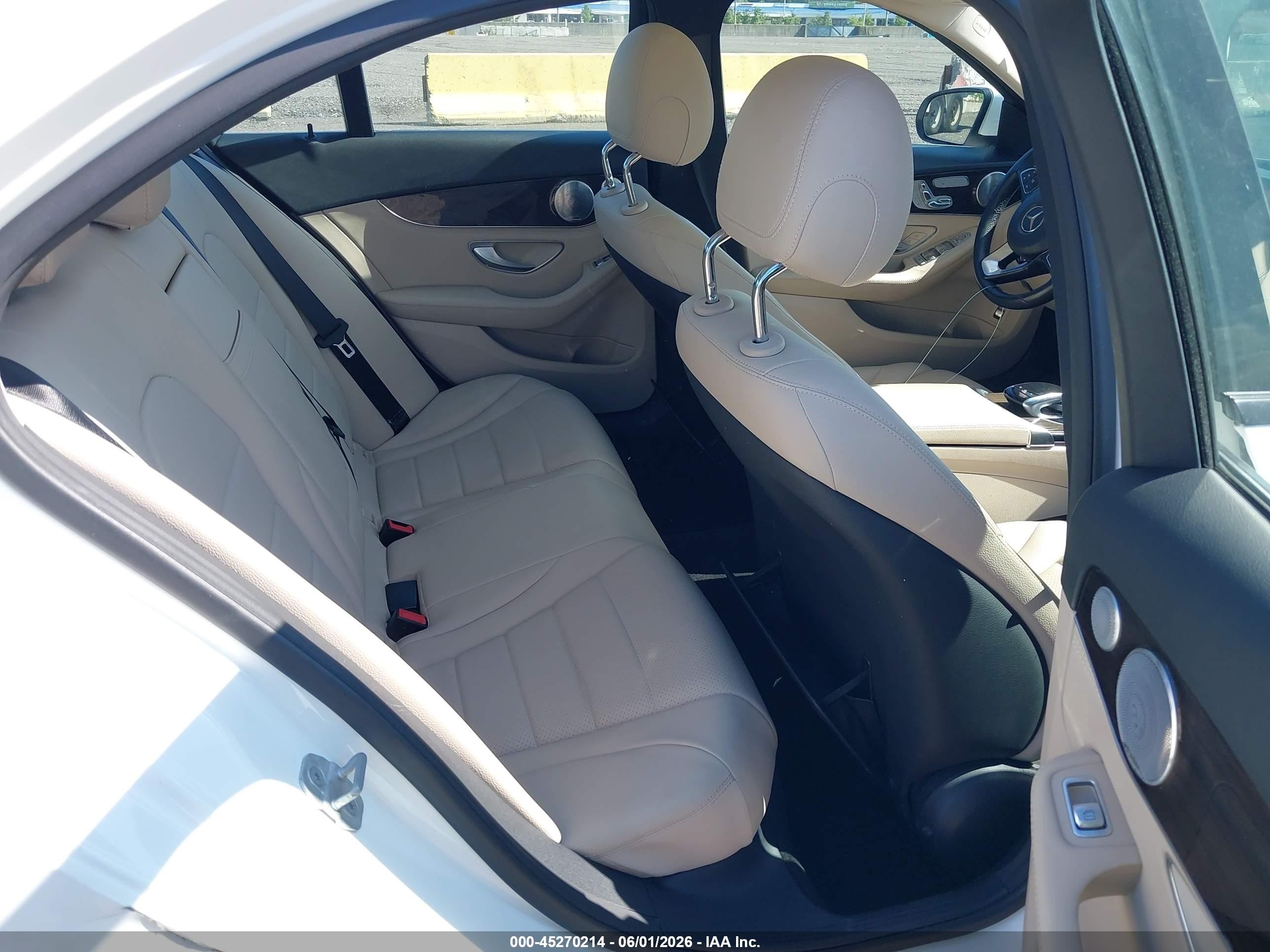 2015 Mercedes-benz C 300 4matic Белый vin: 55SWF4KB6FU018493