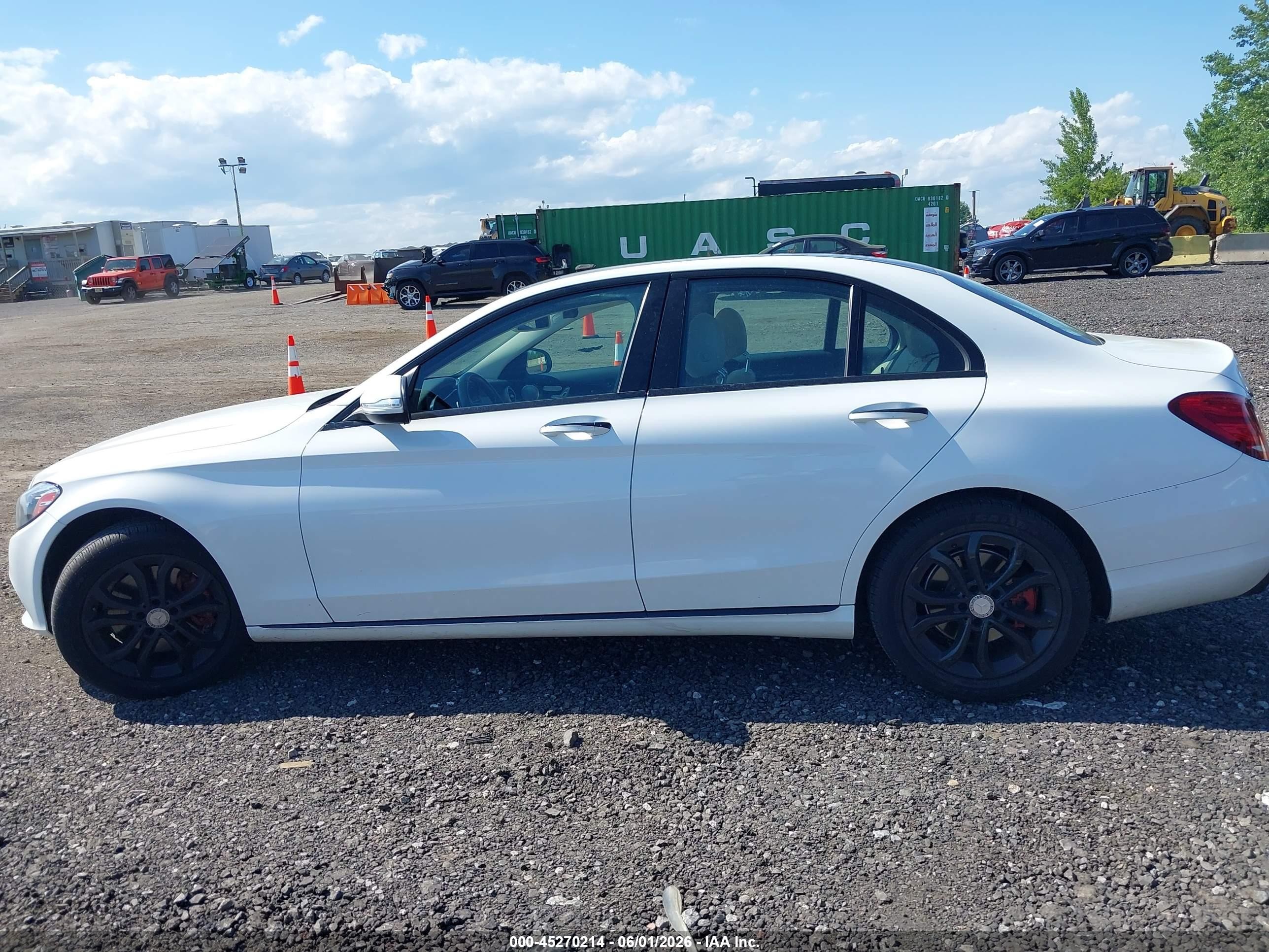 2015 Mercedes-benz C 300 4matic Белый vin: 55SWF4KB6FU018493