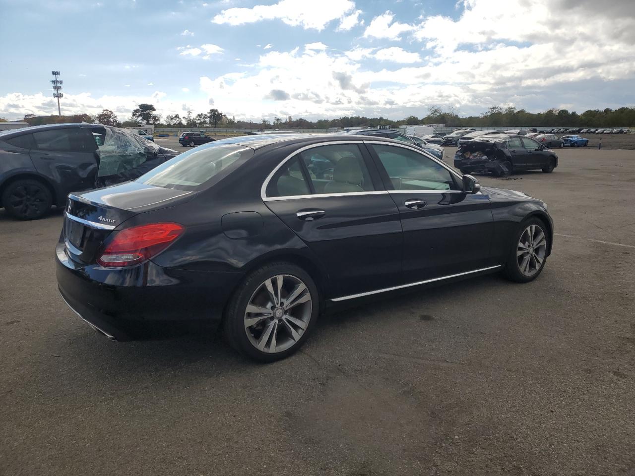2015 Mercedes-benz C 300 4matic Черный vin: 55SWF4KB6FU047864