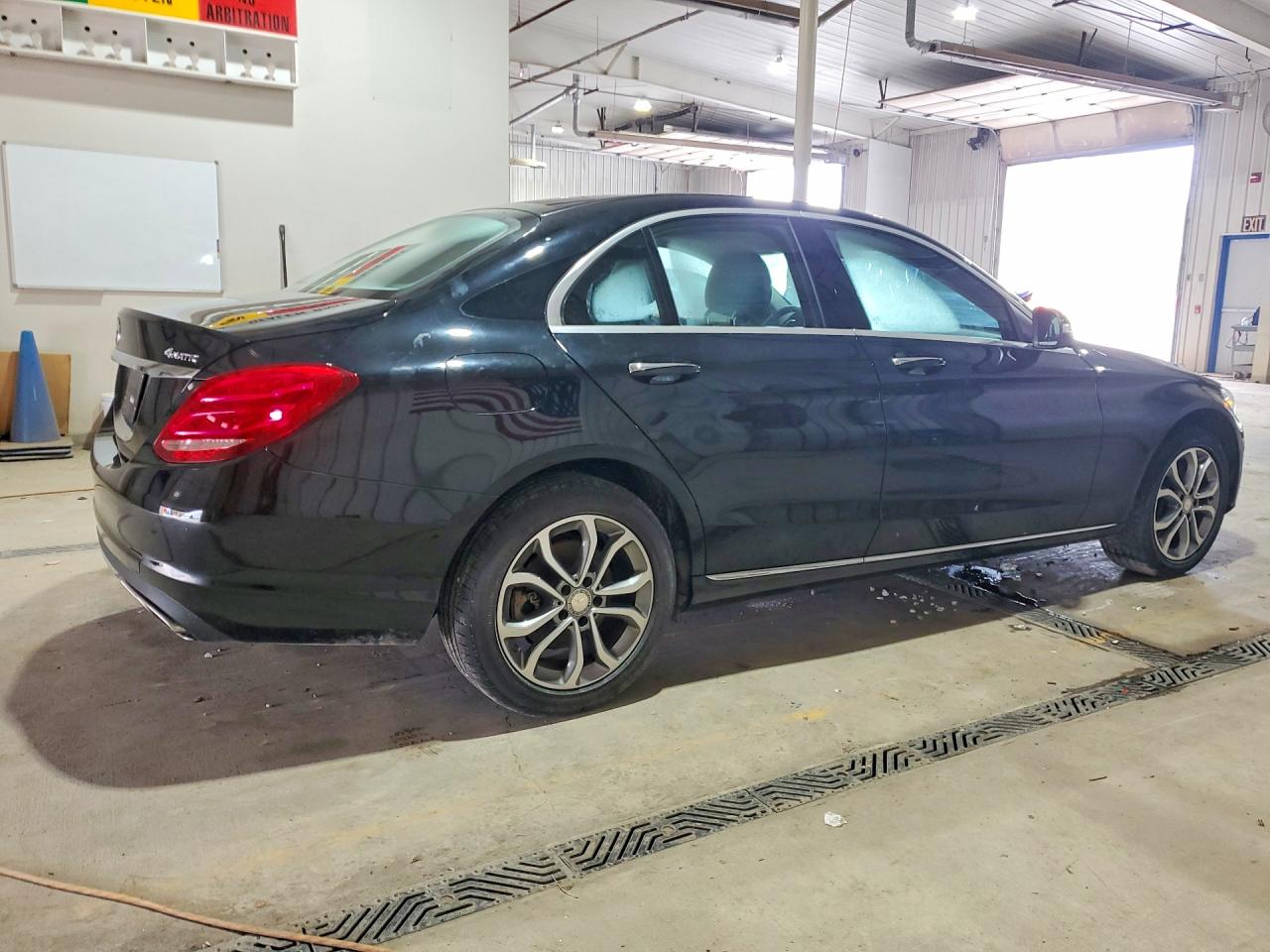 2015 Mercedes-benz C 300 4matic Черный vin: 55SWF4KB6FU049176