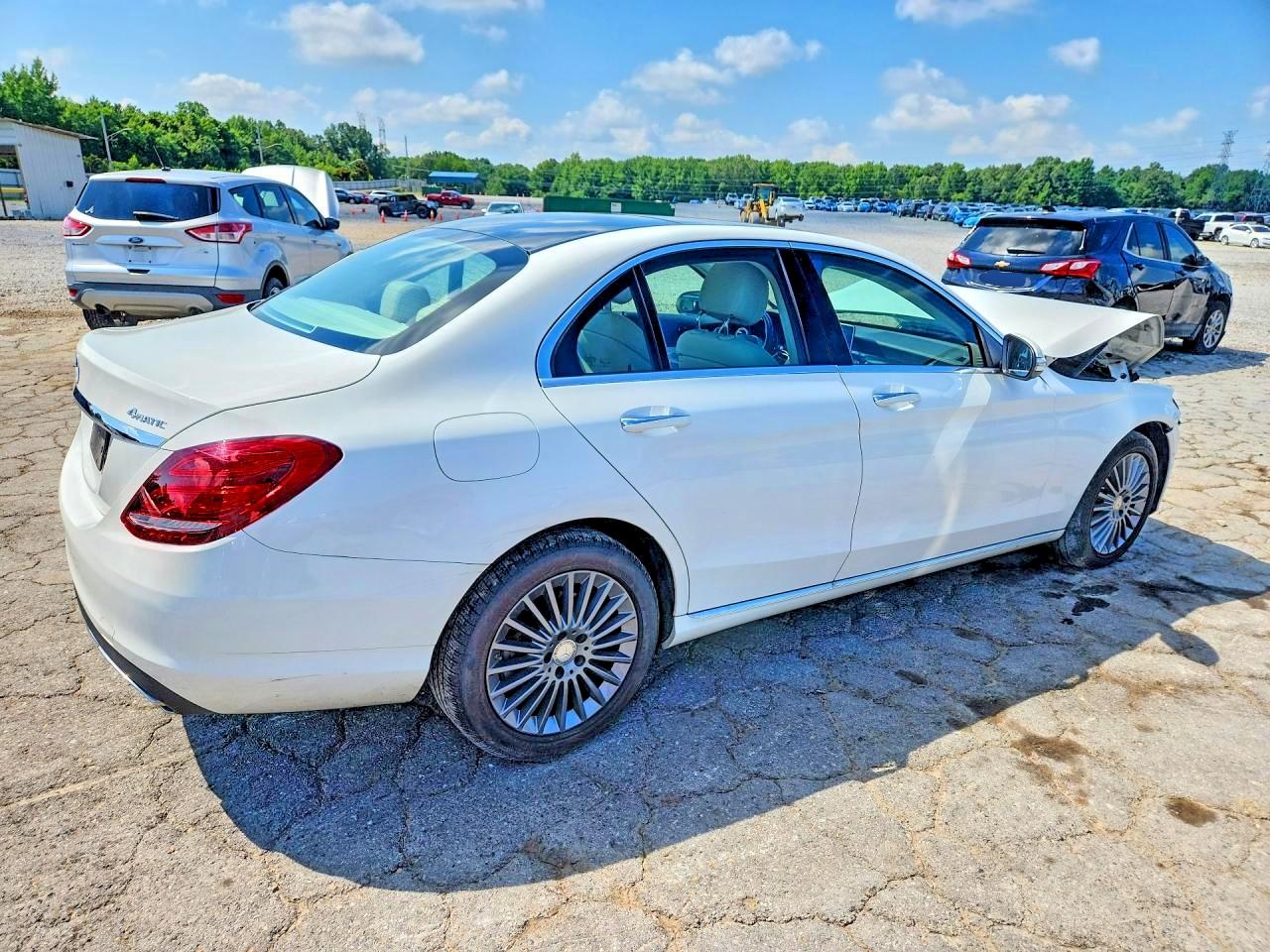2015 Mercedes-benz C 300 4matic White vin: 55SWF4KB6FU084056