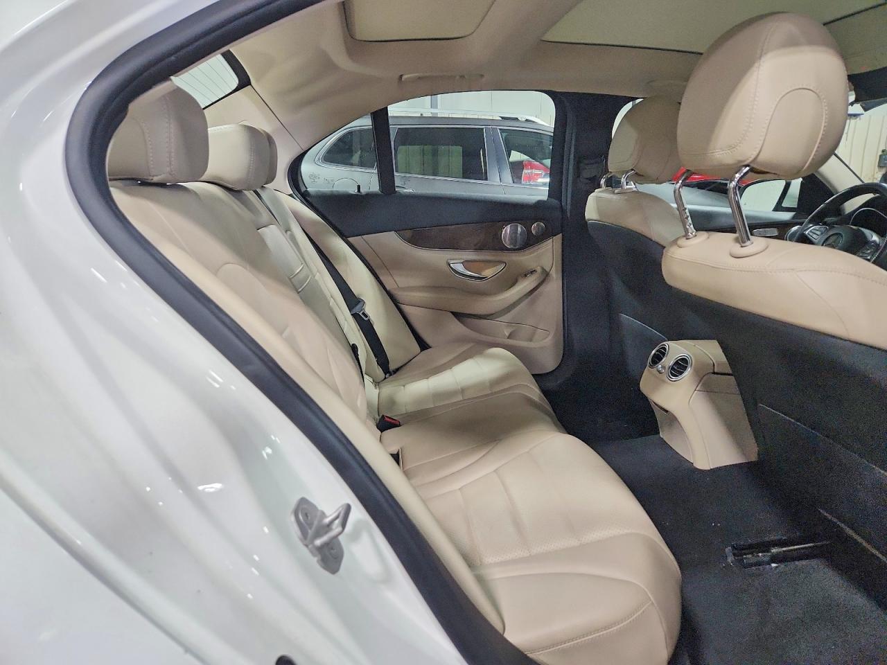 2016 Mercedes-benz C 300 4matic White vin: 55SWF4KB6GU107756