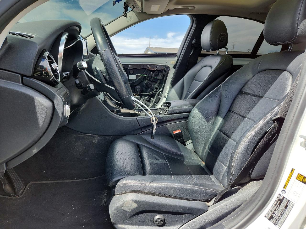 2015 Mercedes-benz C 300 4matic White vin: 55SWF4KB7FU016378