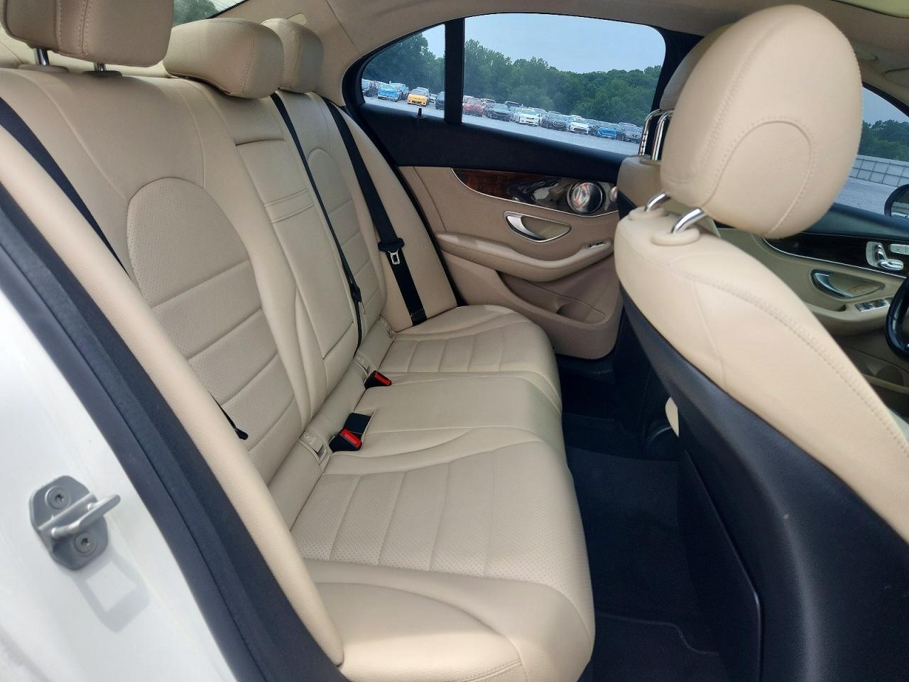 2015 Mercedes-benz C 300 4matic White vin: 55SWF4KB7FU021418