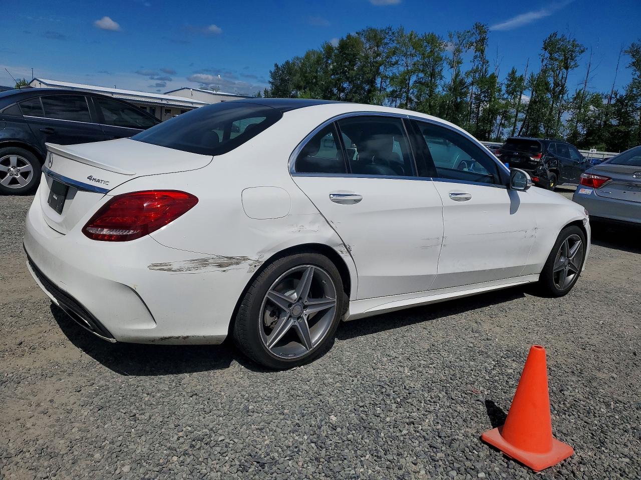 2015 Mercedes-benz C 300 4matic White vin: 55SWF4KB7FU073602
