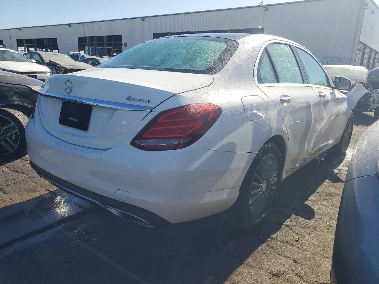 2015 Mercedes-benz C 300 4matic Белый vin: 55SWF4KB8FU011058