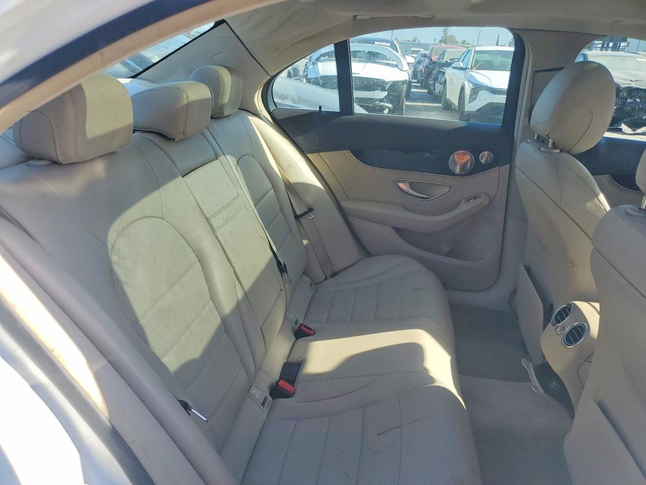 2015 Mercedes-benz C 300 4matic Белый vin: 55SWF4KB8FU011058