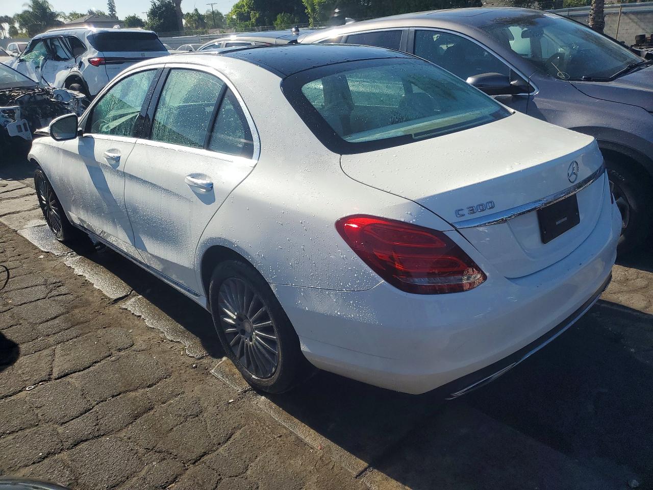 2015 Mercedes-benz C 300 4matic Белый vin: 55SWF4KB8FU011058
