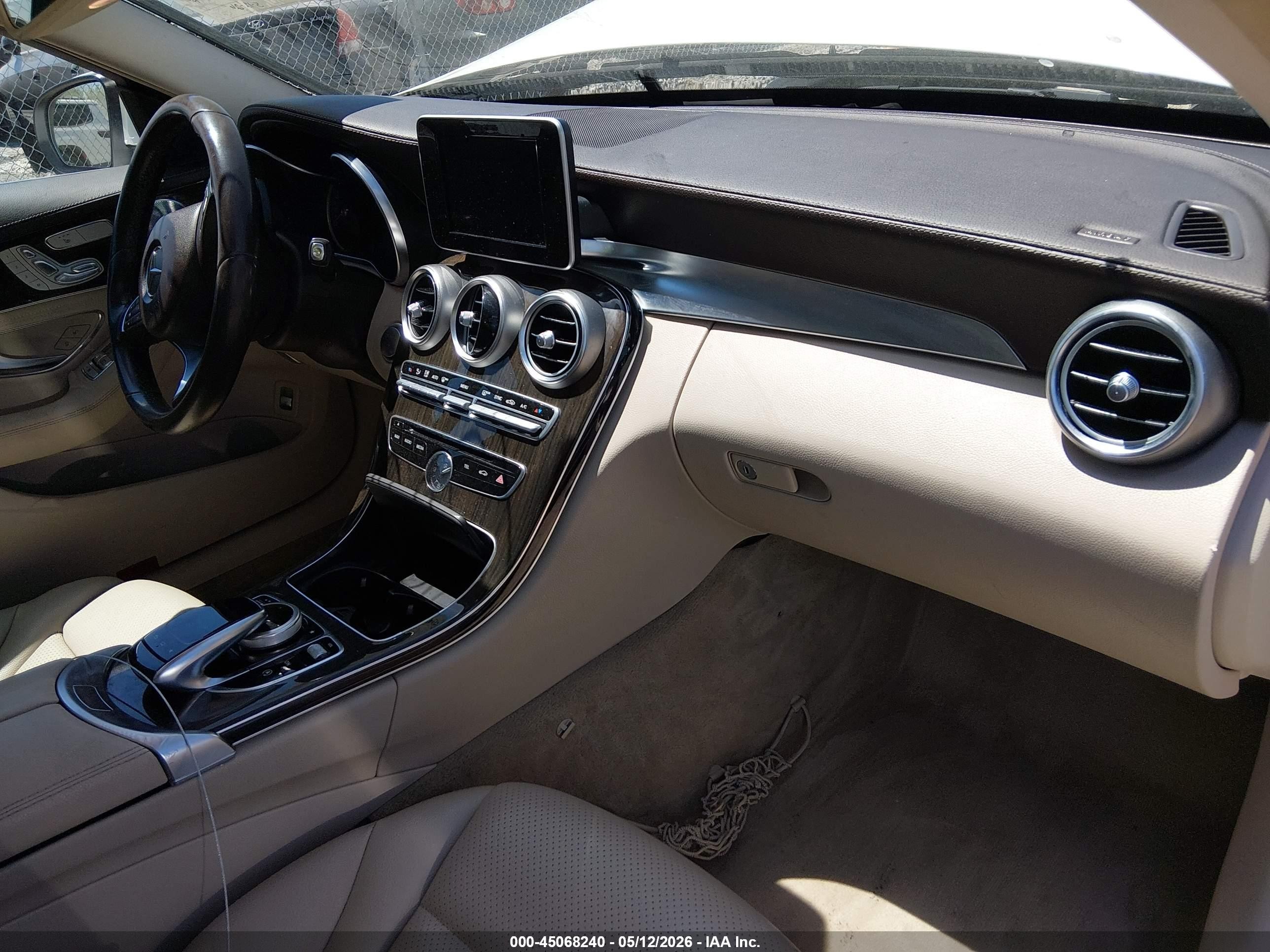 2015 Mercedes-benz C 300 Luxury 4matic White vin: 55SWF4KB8FU016826