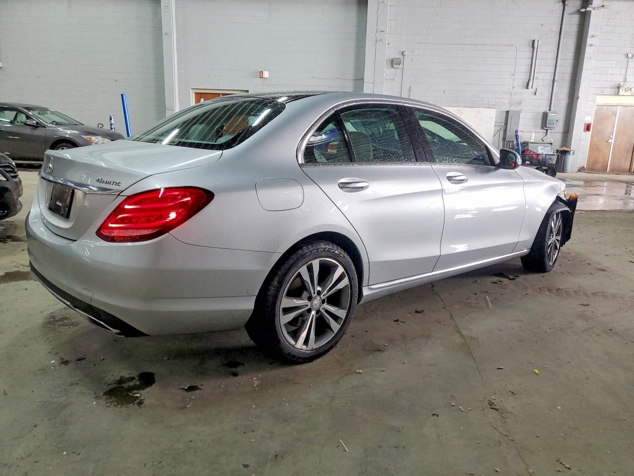 2015 Mercedes-benz C 300 4matic Серебряный vin: 55SWF4KB8FU028734