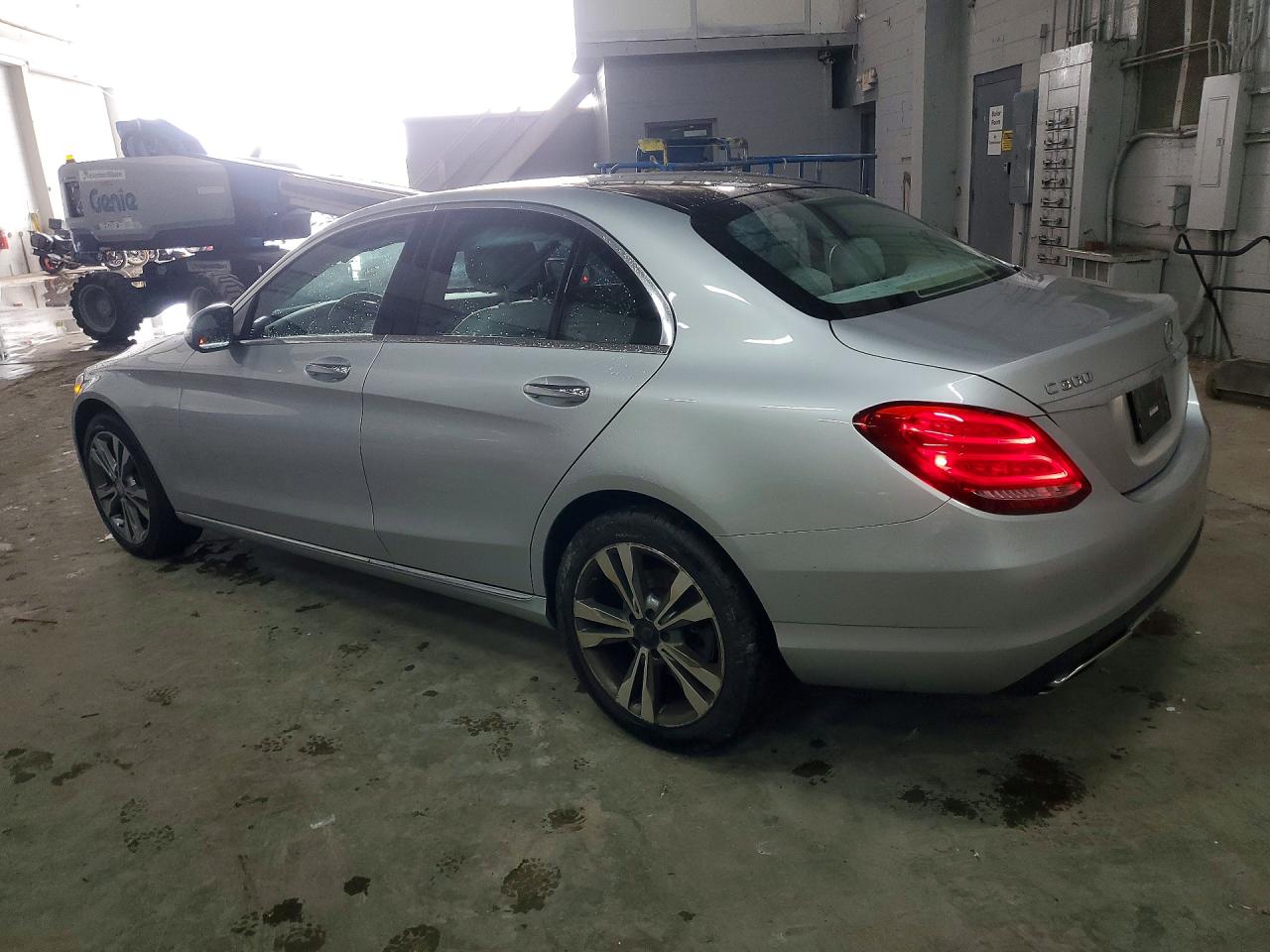 2015 Mercedes-benz C 300 4matic Серебряный vin: 55SWF4KB8FU028734