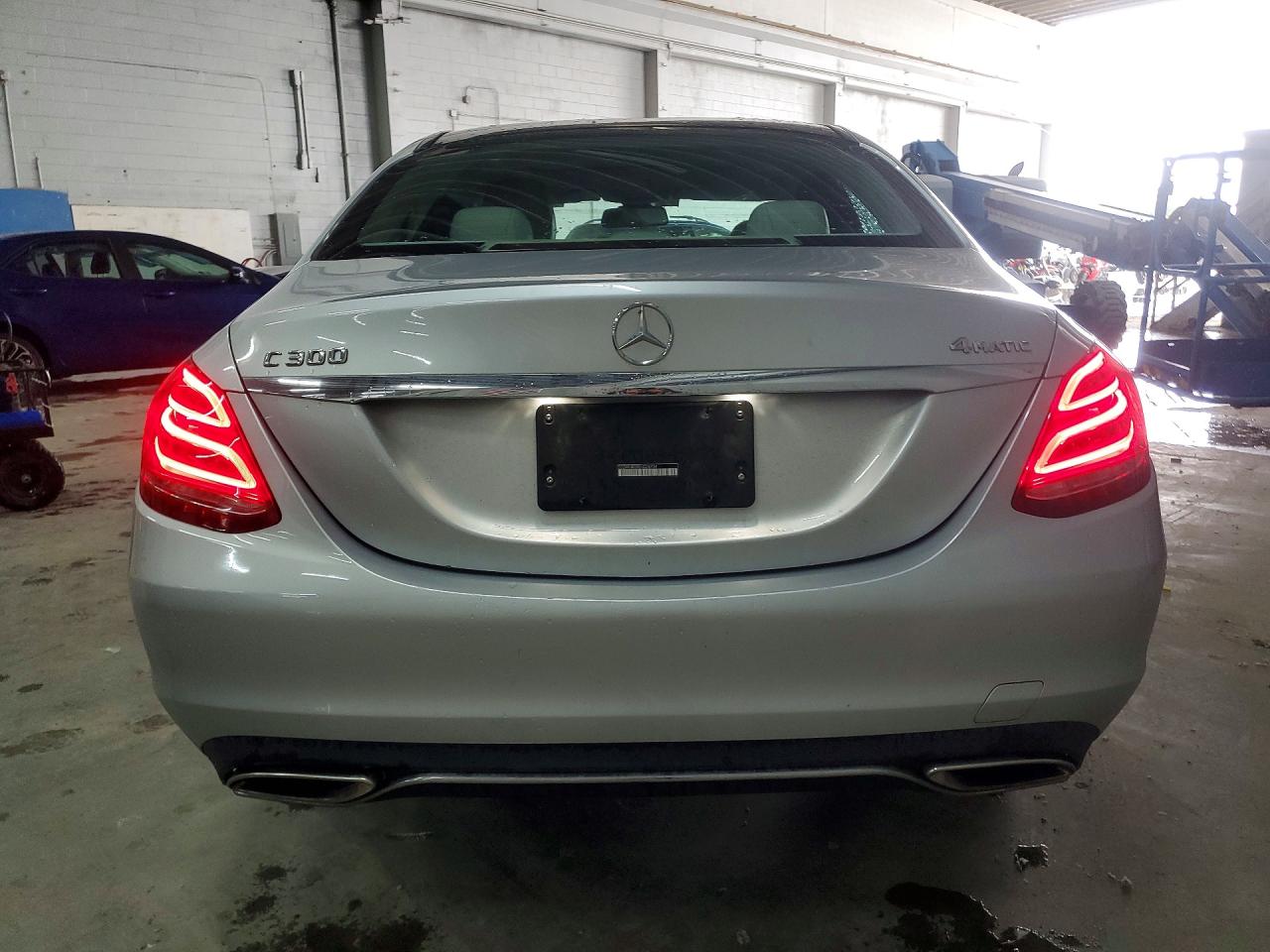 2015 Mercedes-benz C 300 4matic Серебряный vin: 55SWF4KB8FU028734