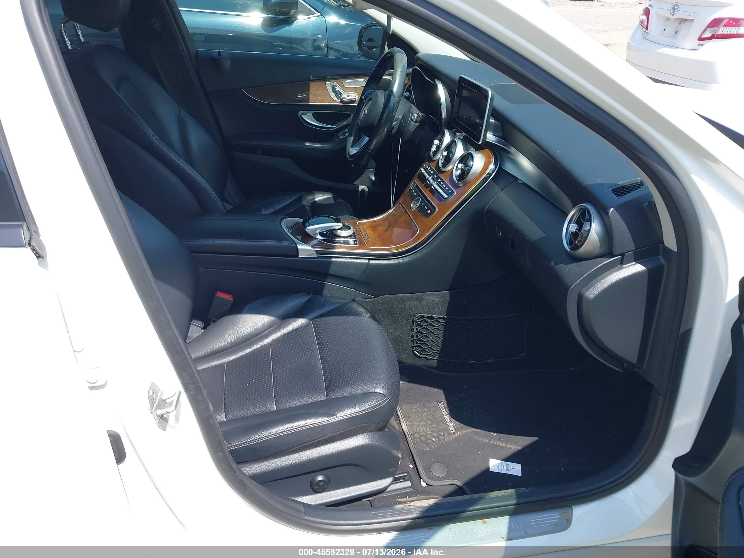 2015 Mercedes-benz C 300 4matic White vin: 55SWF4KB8FU030371