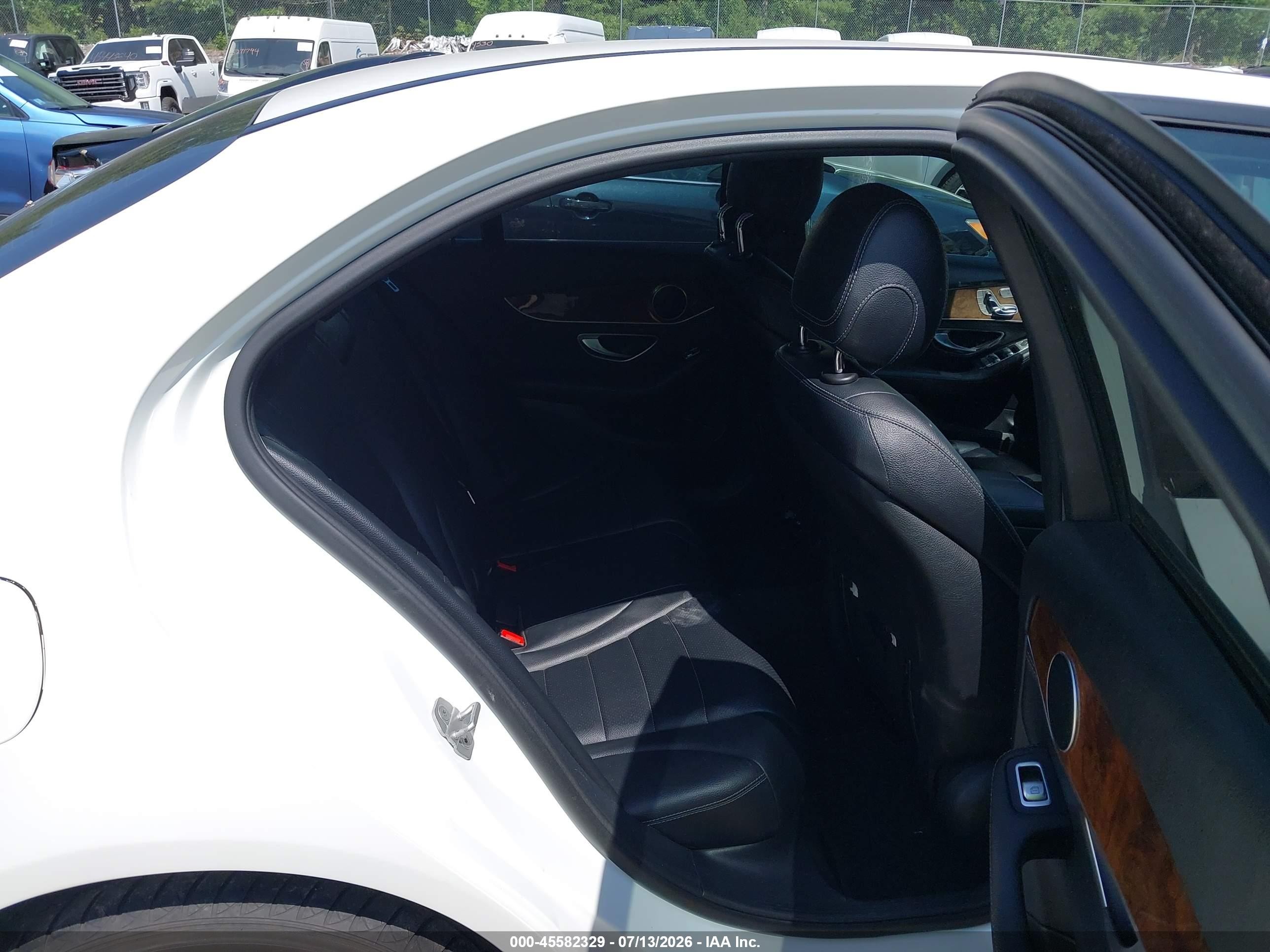 2015 Mercedes-benz C 300 4matic White vin: 55SWF4KB8FU030371