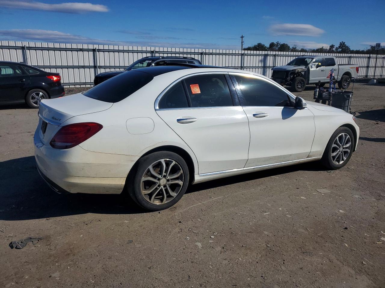 2015 Mercedes-benz C 300 4matic White vin: 55SWF4KB8FU058235