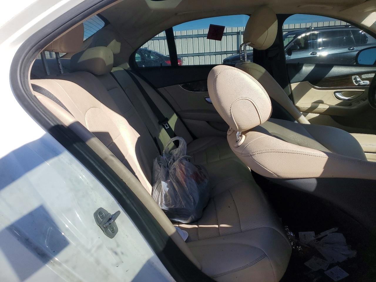 2015 Mercedes-benz C 300 4matic White vin: 55SWF4KB8FU058235