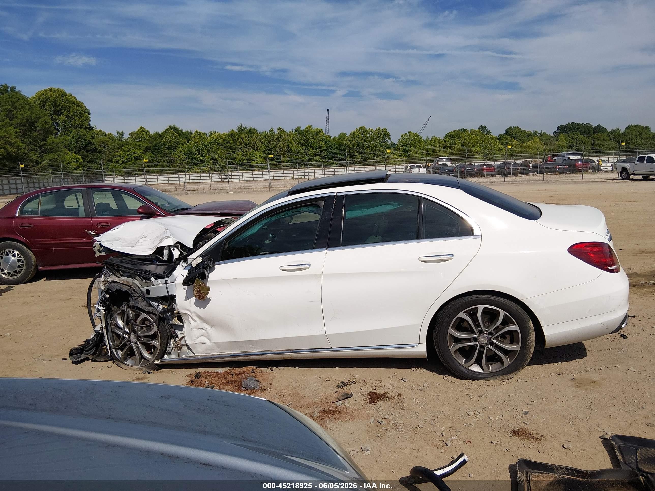 2015 Mercedes-benz C 300 4matic White vin: 55SWF4KB8FU083622