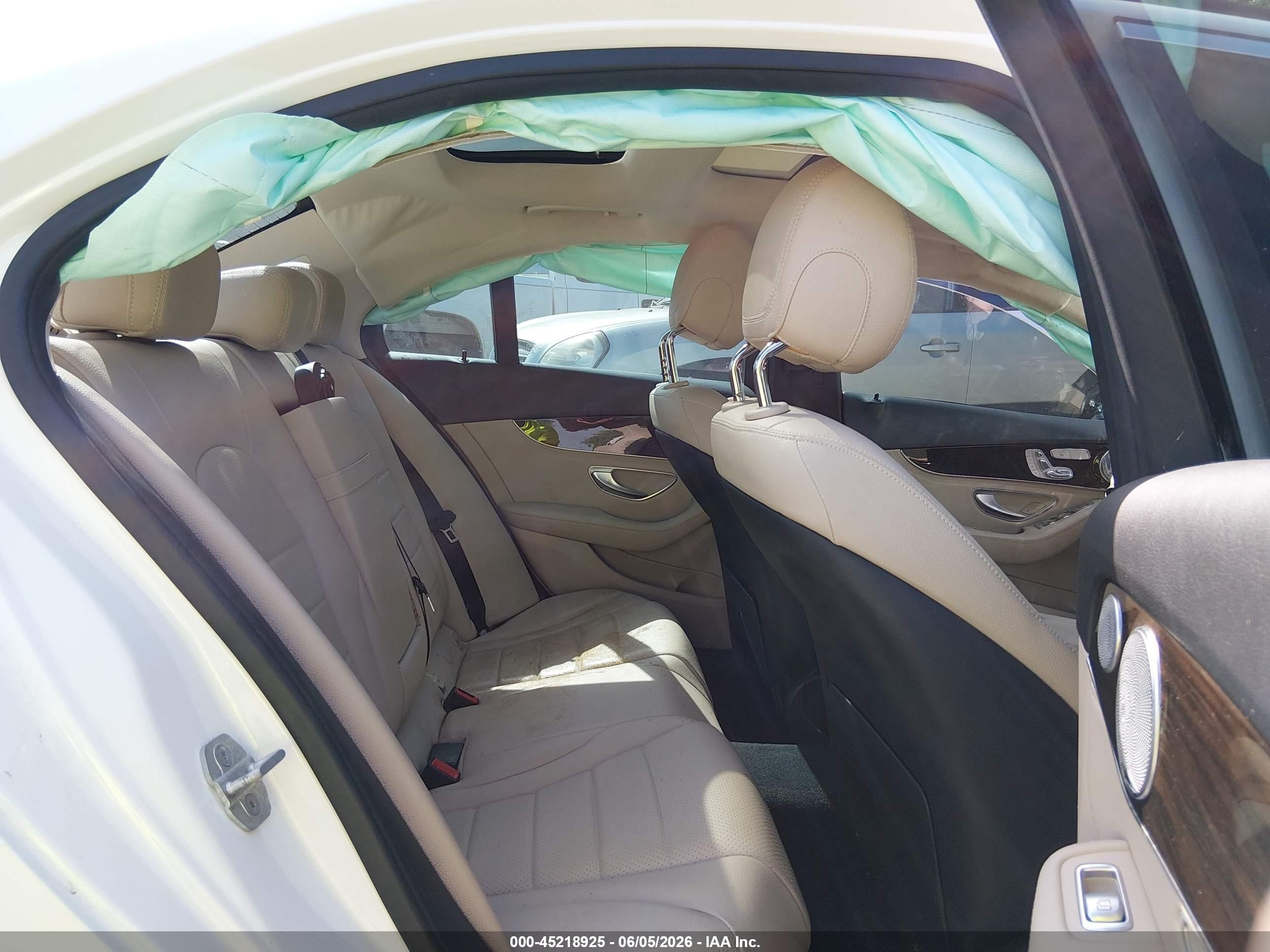 2015 Mercedes-benz C 300 4matic White vin: 55SWF4KB8FU083622