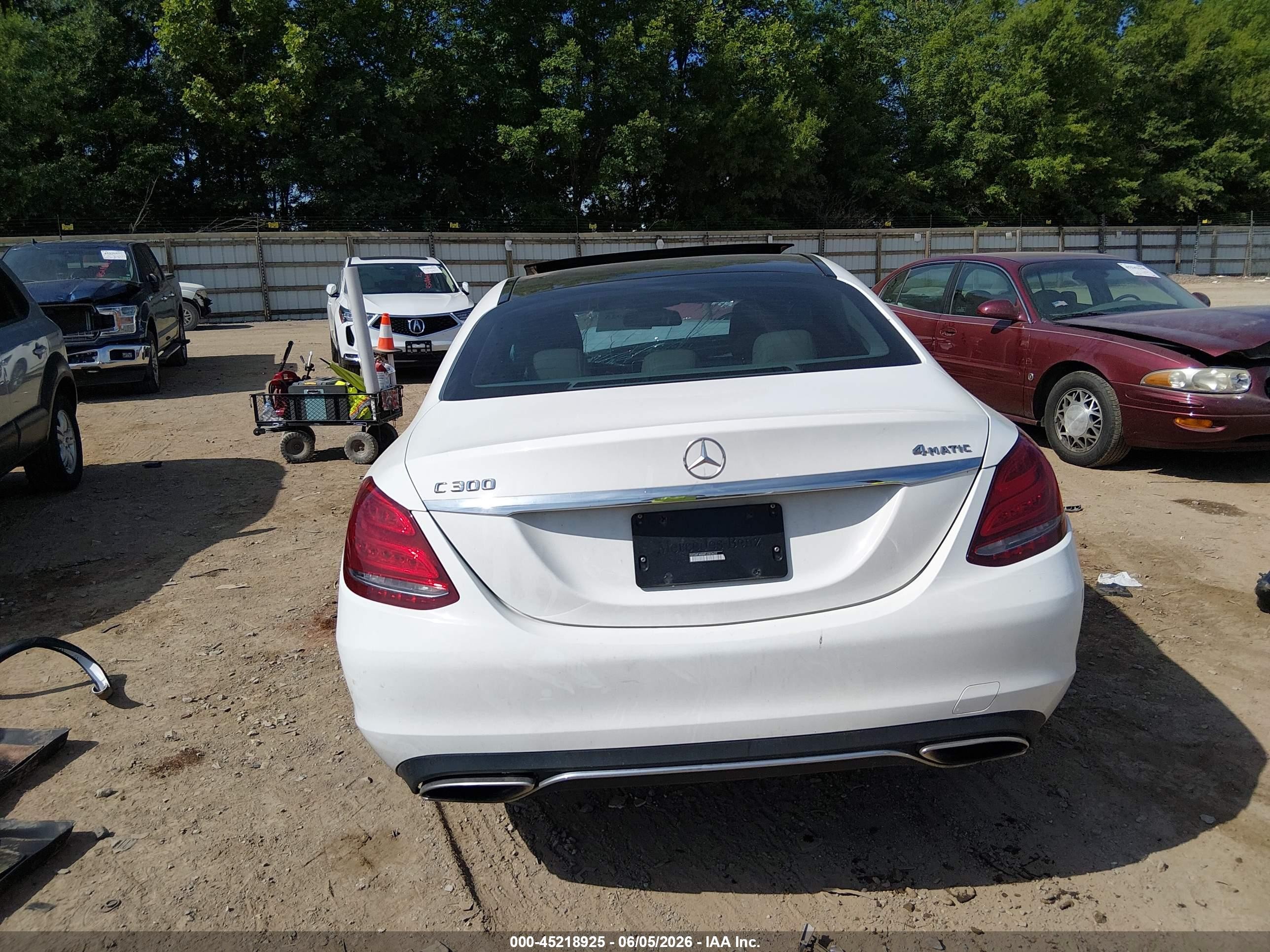 2015 Mercedes-benz C 300 4matic White vin: 55SWF4KB8FU083622