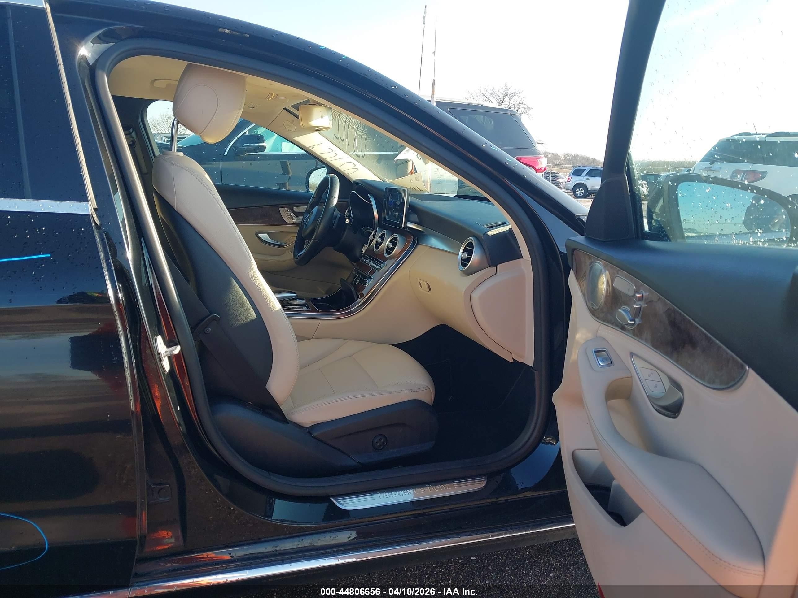 2015 Mercedes-benz C 300 4matic Черный vin: 55SWF4KB9FU004782