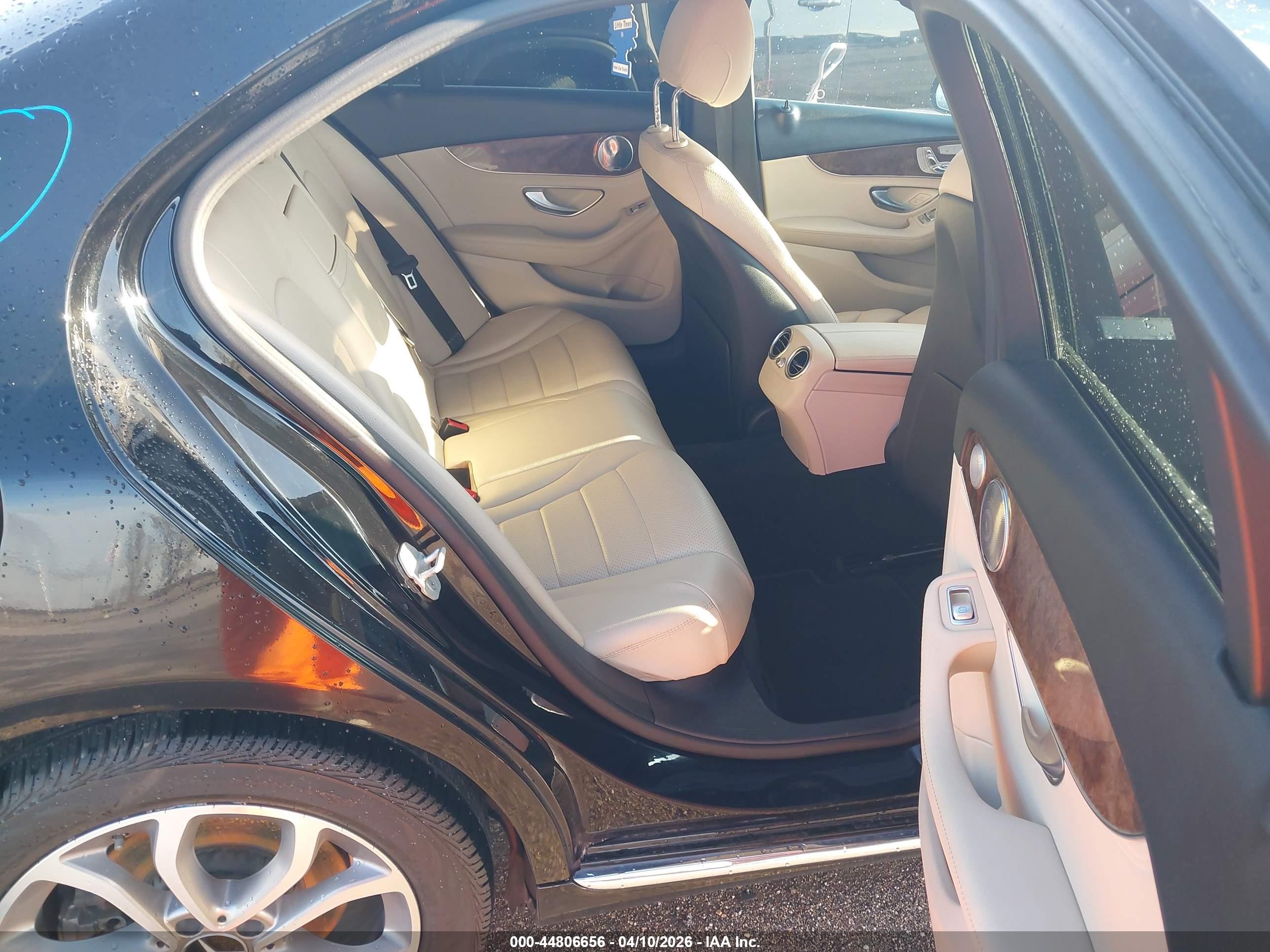 2015 Mercedes-benz C 300 4matic Черный vin: 55SWF4KB9FU004782