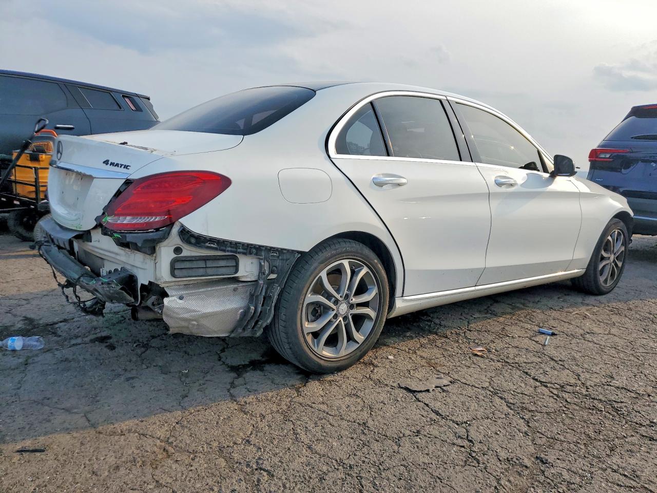 2015 Mercedes-benz C 300 4matic Белый vin: 55SWF4KB9FU013983