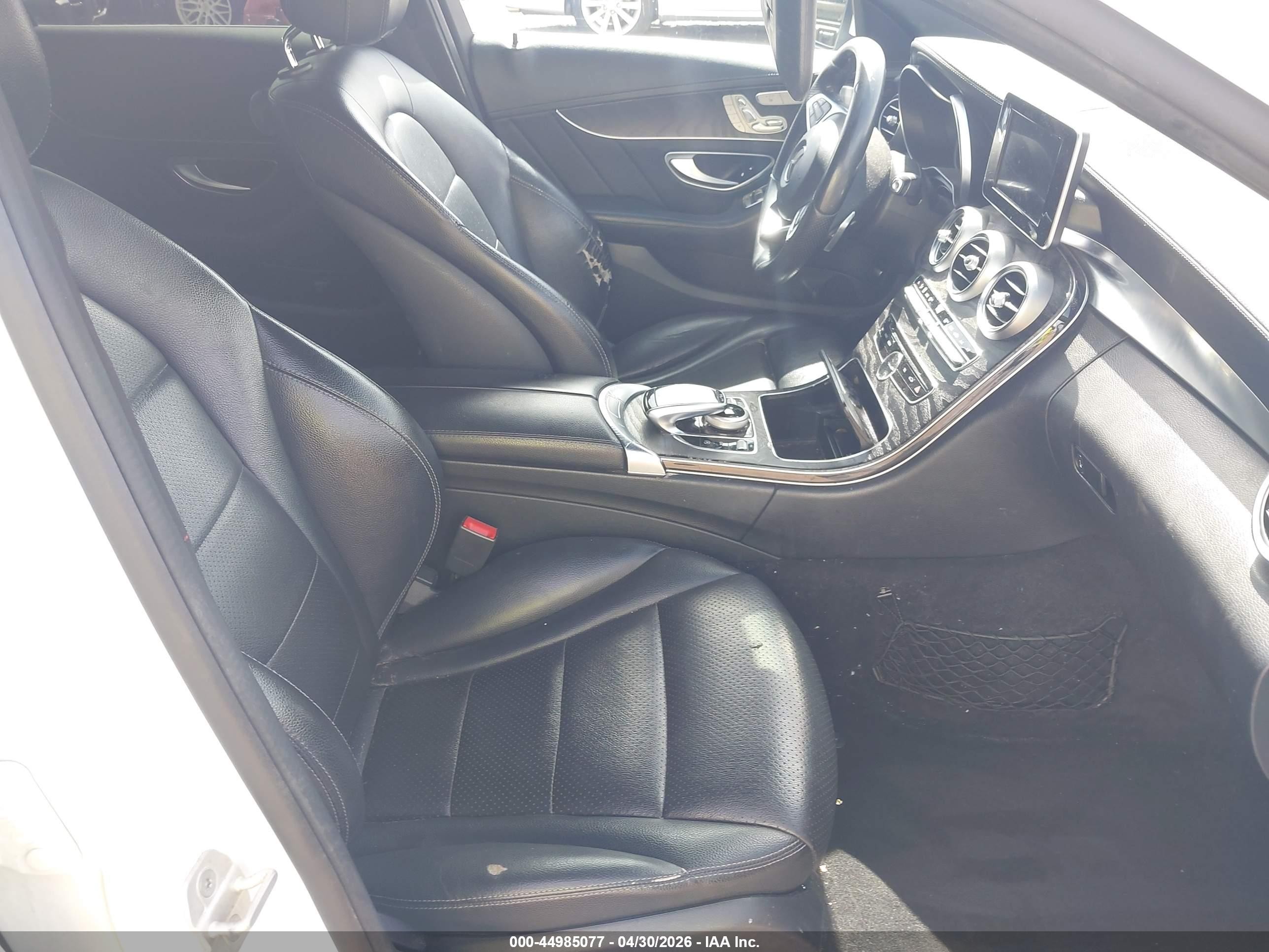 2015 Mercedes-benz C 300 Sport 4matic White vin: 55SWF4KB9FU032341