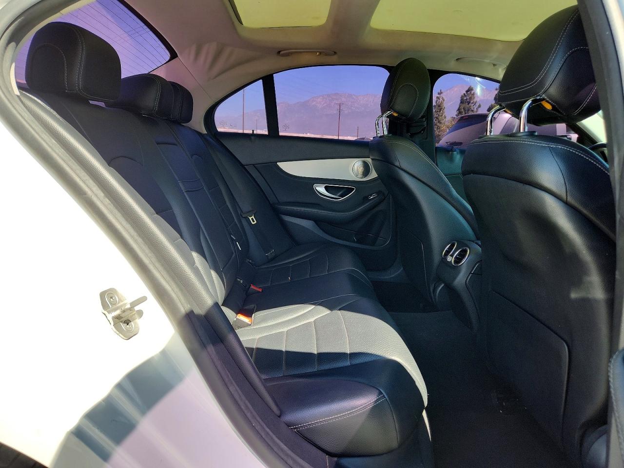 2015 Mercedes-benz C 300 4matic White vin: 55SWF4KB9FU060768