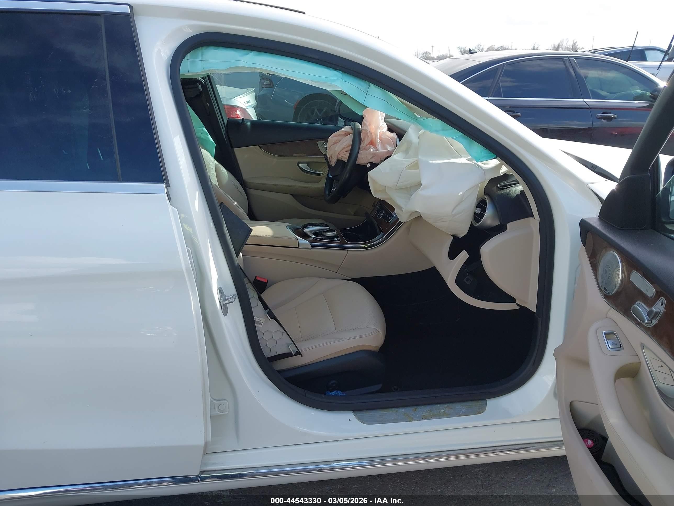 2015 Mercedes-benz C 300 4matic White vin: 55SWF4KBXFU025348