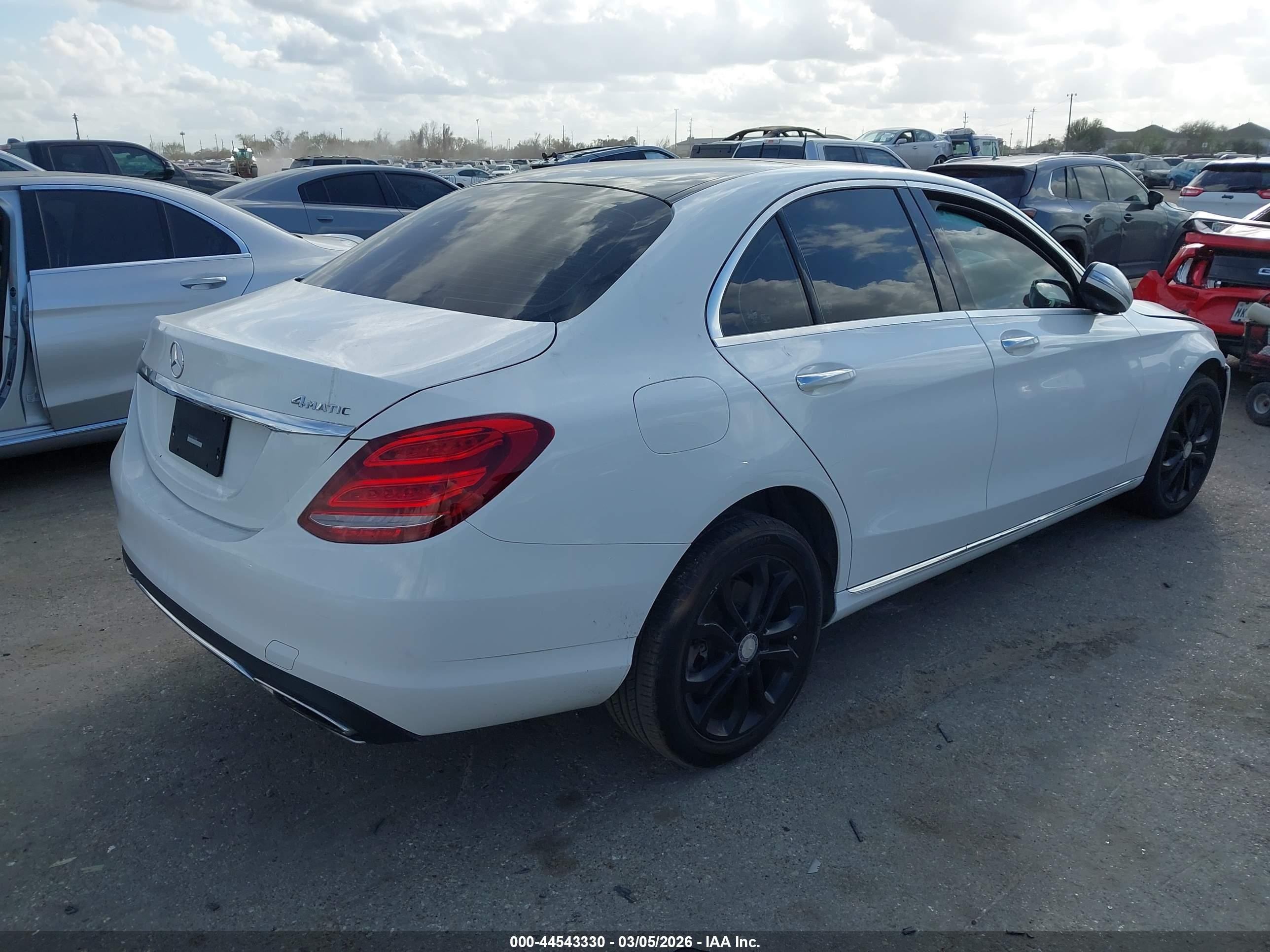 2015 Mercedes-benz C 300 4matic White vin: 55SWF4KBXFU025348