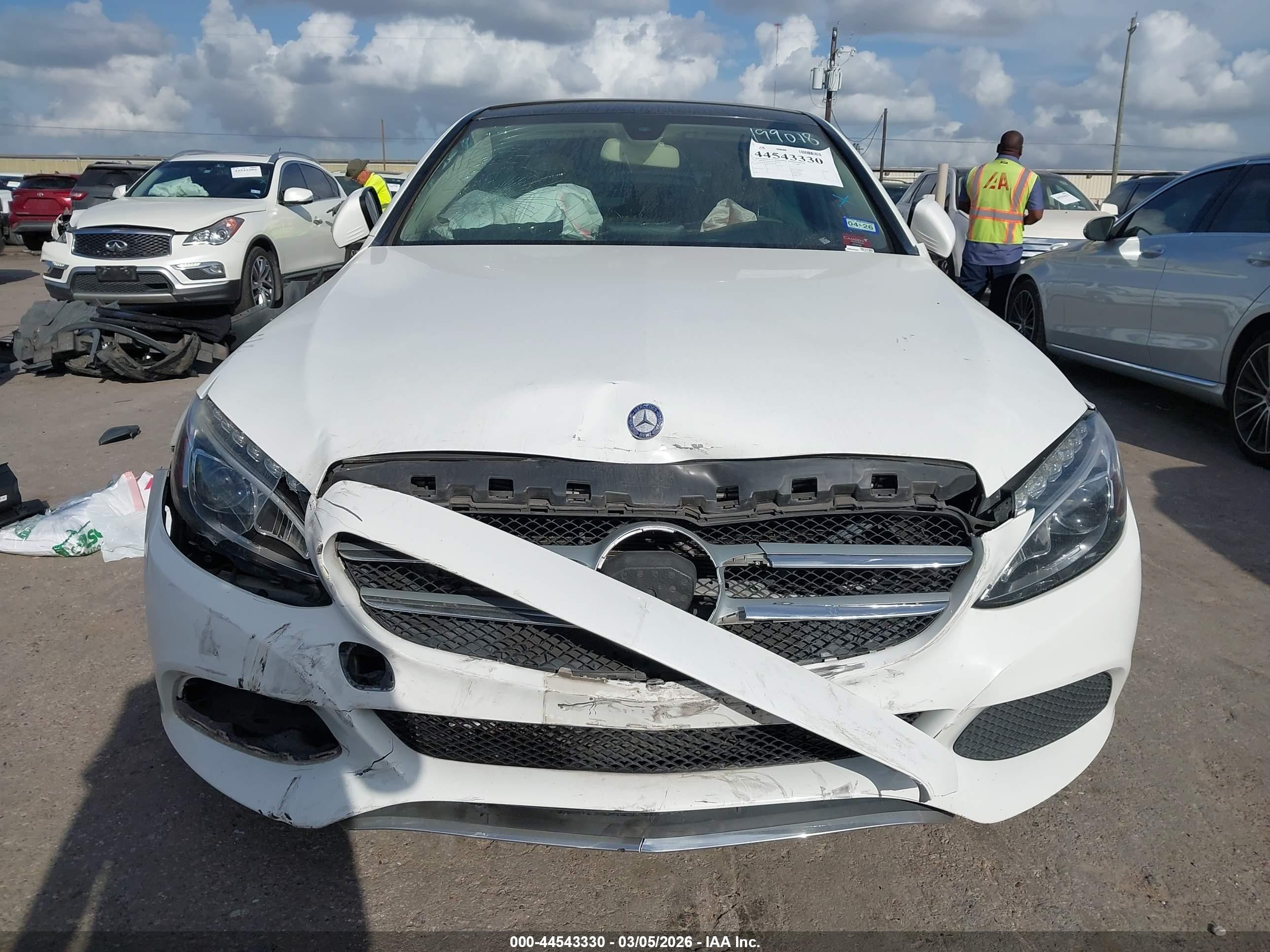 2015 Mercedes-benz C 300 4matic White vin: 55SWF4KBXFU025348