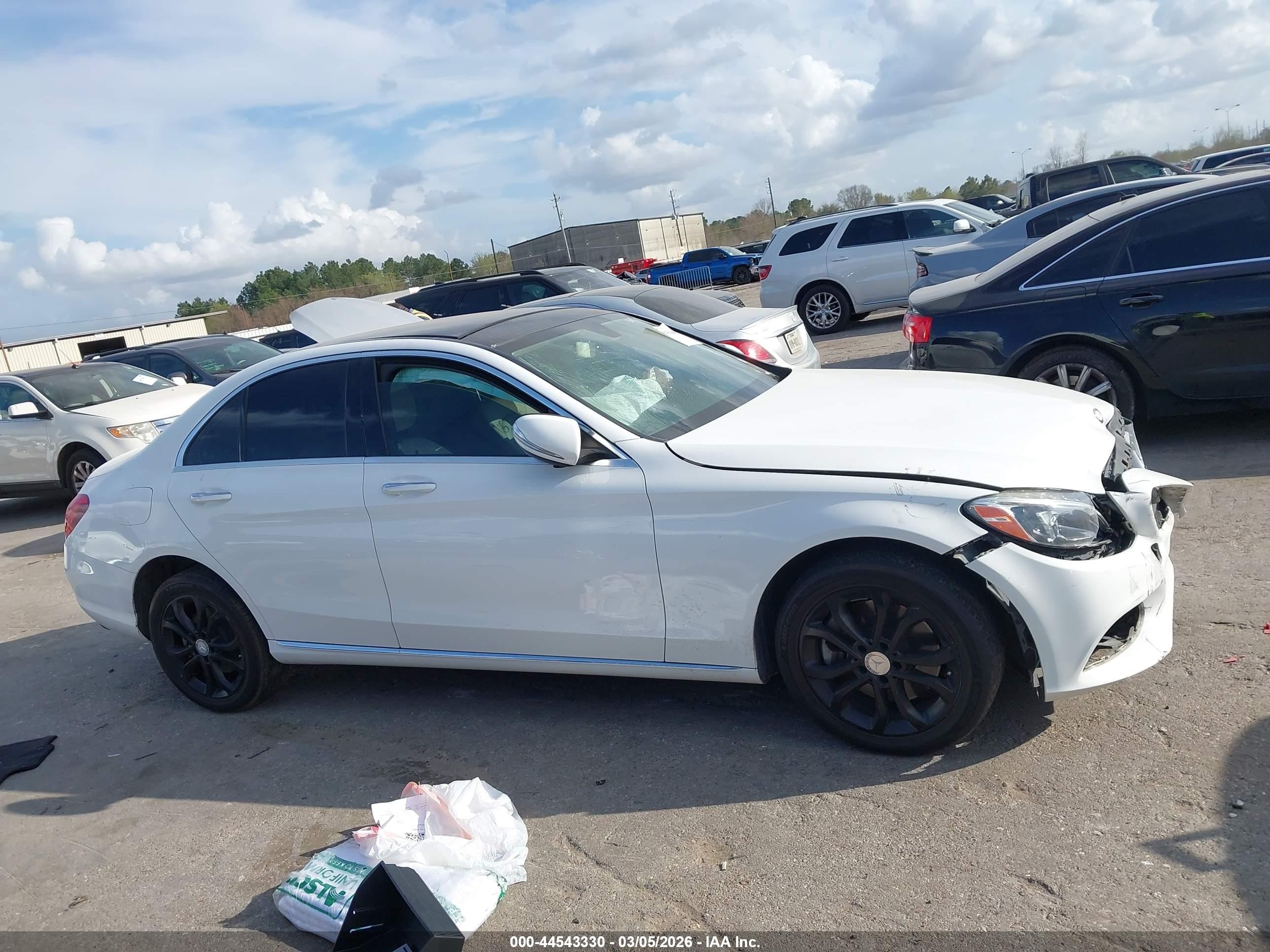 2015 Mercedes-benz C 300 4matic White vin: 55SWF4KBXFU025348