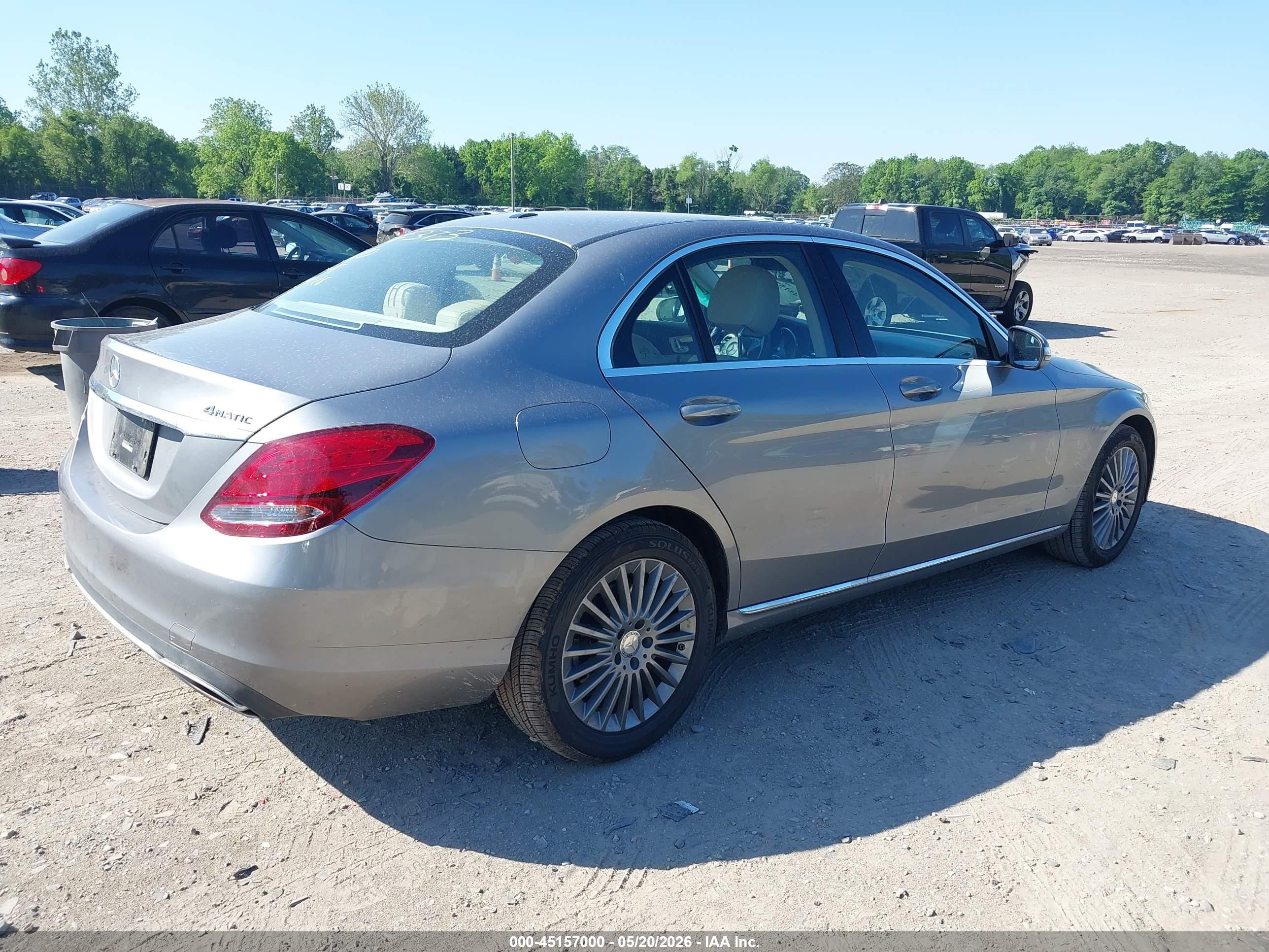 2015 Mercedes-benz C 300 Luxury 4matic Серебряный vin: 55SWF4KBXFU063050