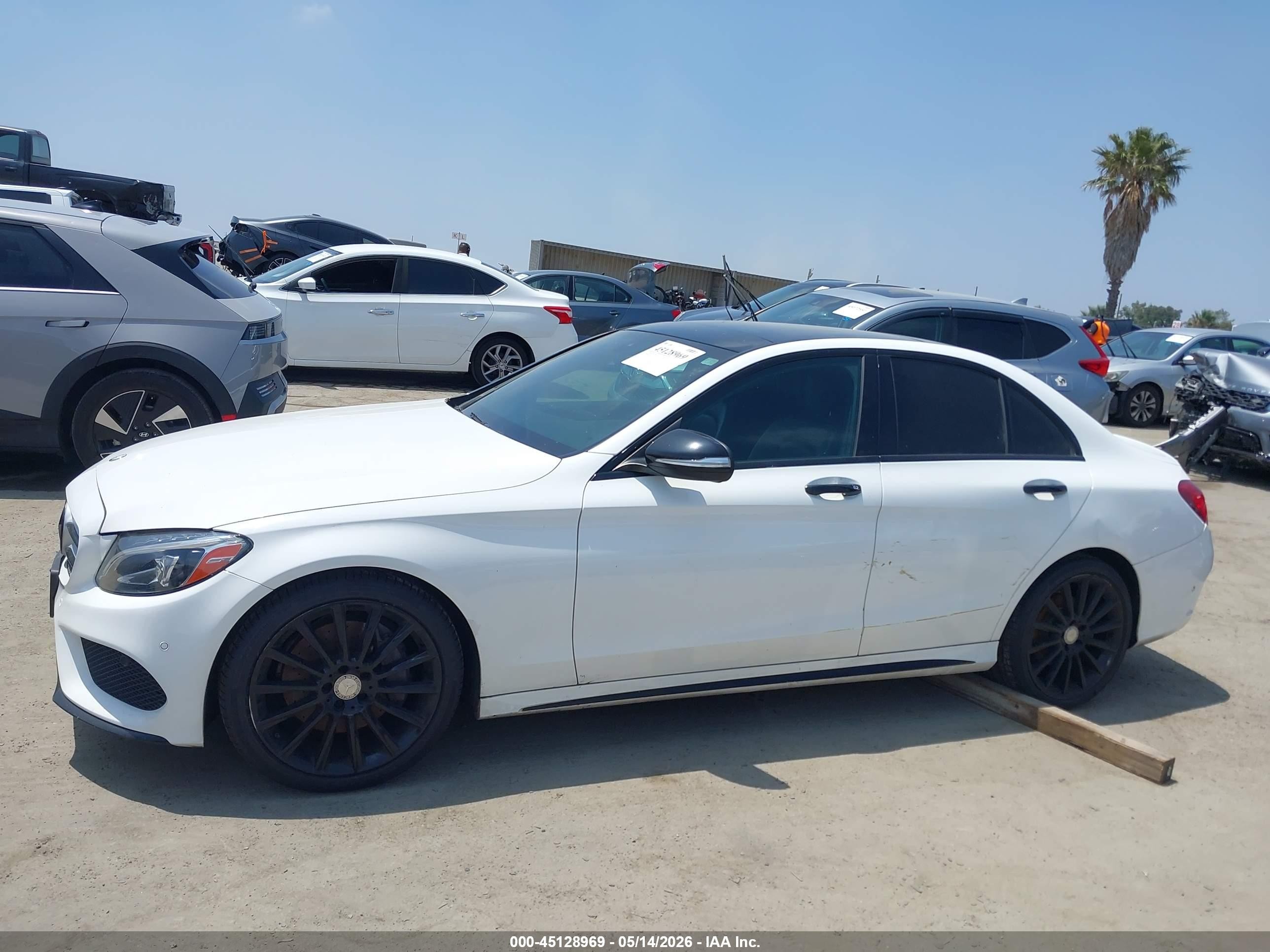 2015 Mercedes-benz C 400 4matic Белый vin: 55SWF6GB4FU042747