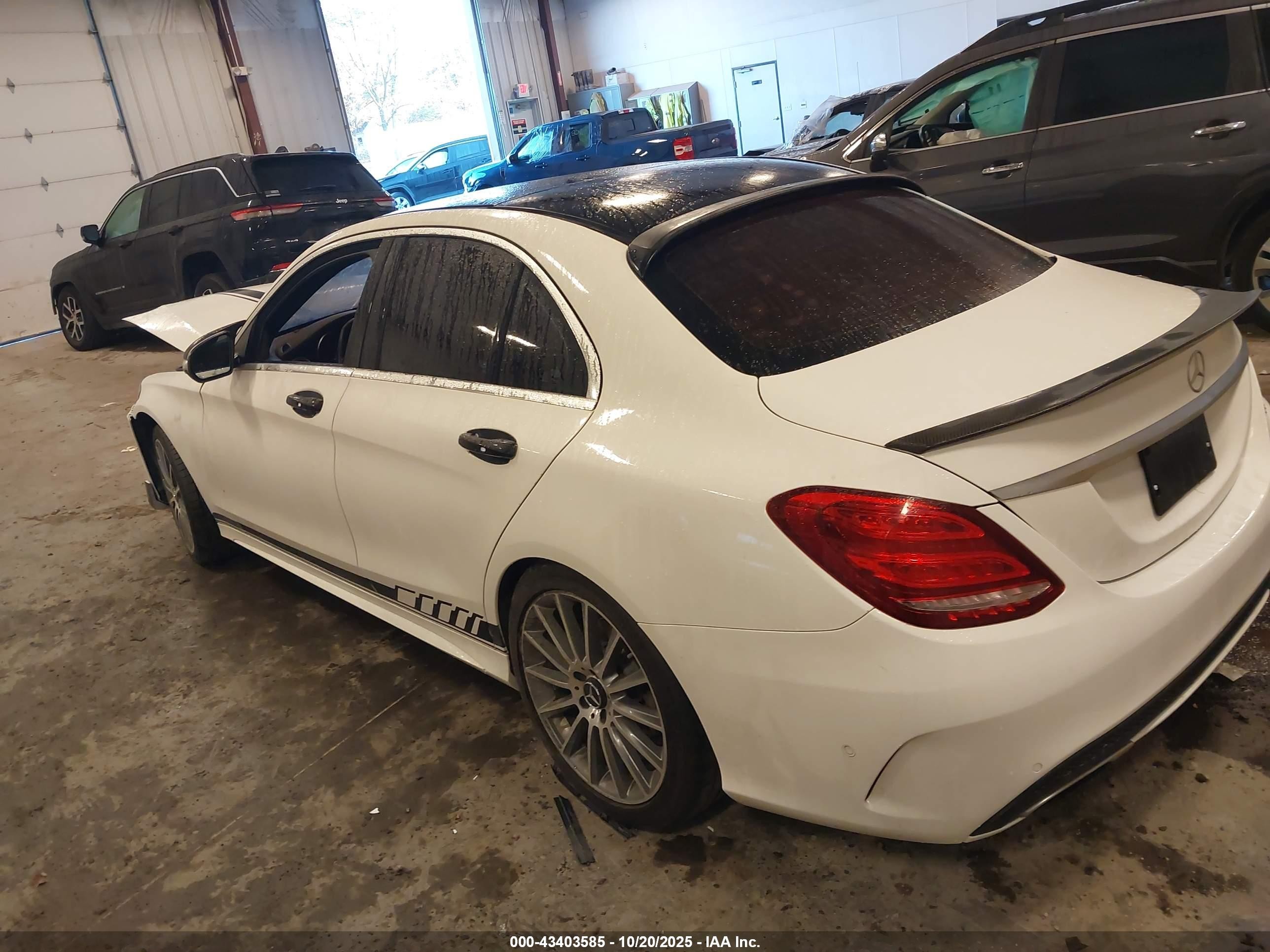 2015 Mercedes-benz C 400 4matic Белый vin: 55SWF6GBXFU011373