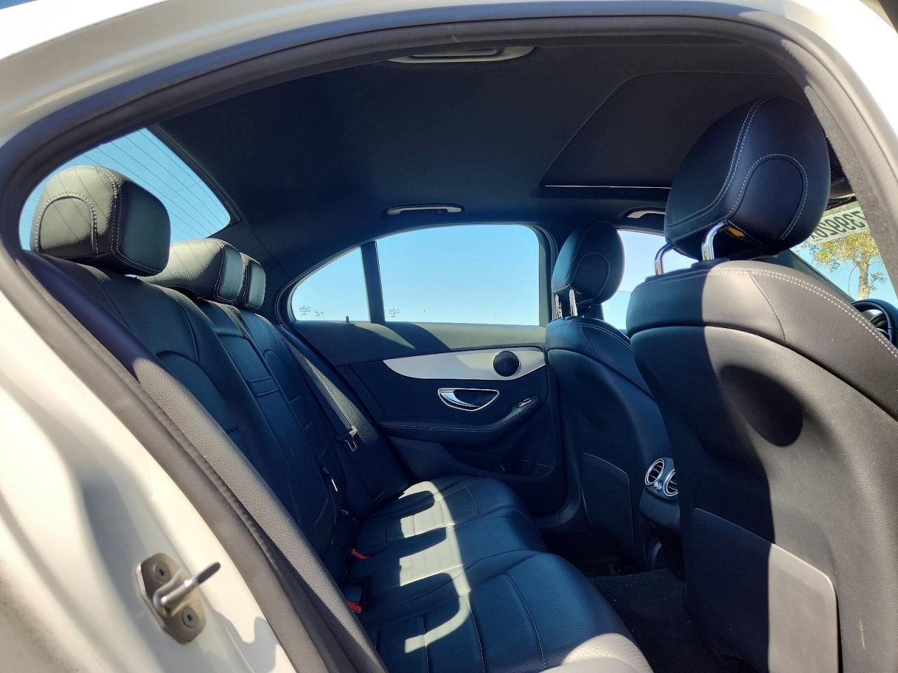 2019 Mercedes-benz C 300 White vin: 55SWF8DBXKU300005