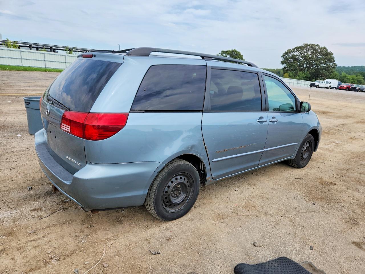 2004 Toyota Sienna Le 7 Passenger Blue vin: 5TDZA23C64S169741