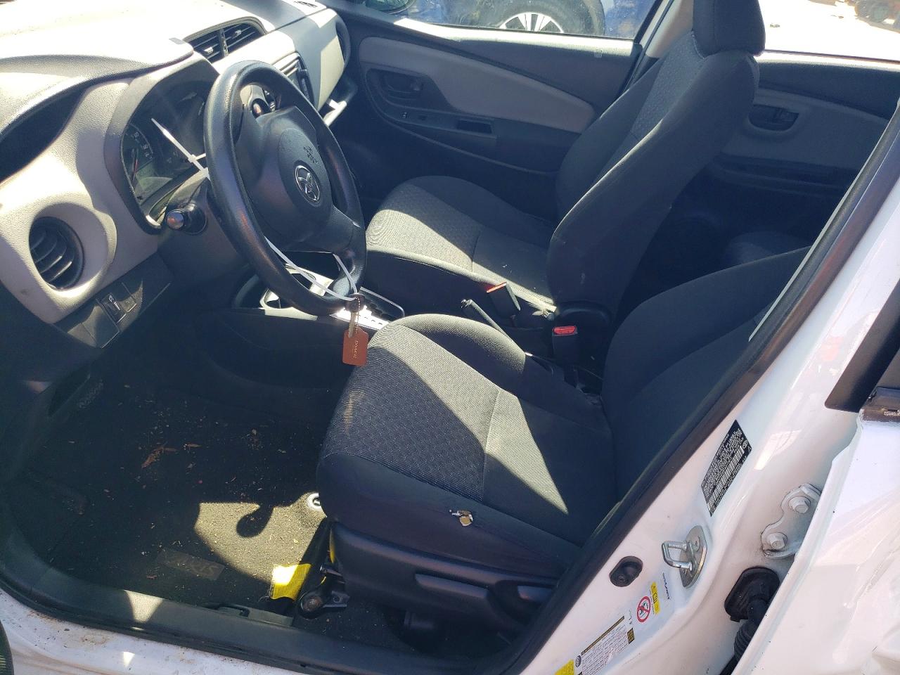 2015 Toyota Yaris 5-door L White vin: VNKKTUD38FA017912