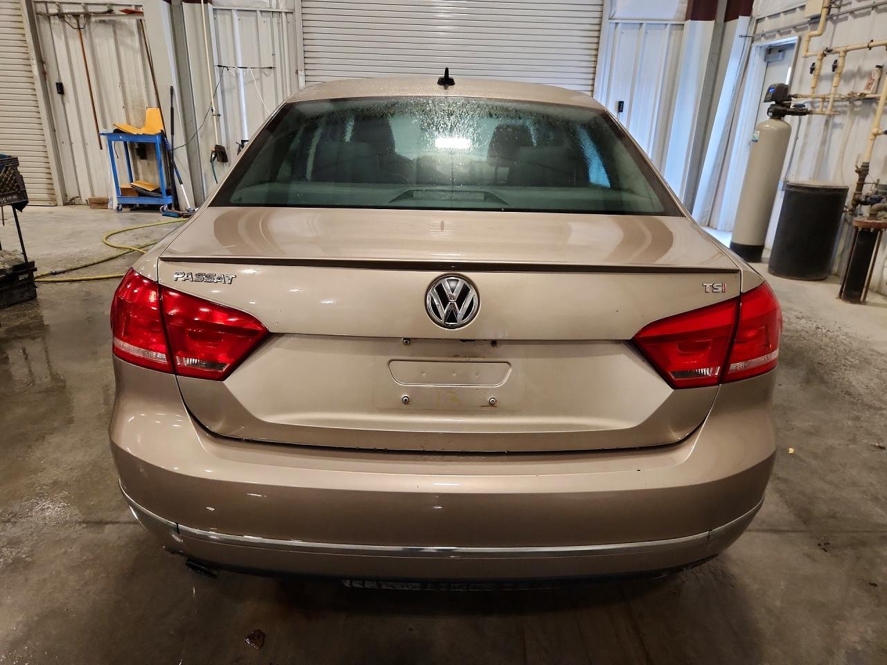 2015 Volkswagen Passat Sel Желто-коричневый vin: 1VWCS7A32FC075229