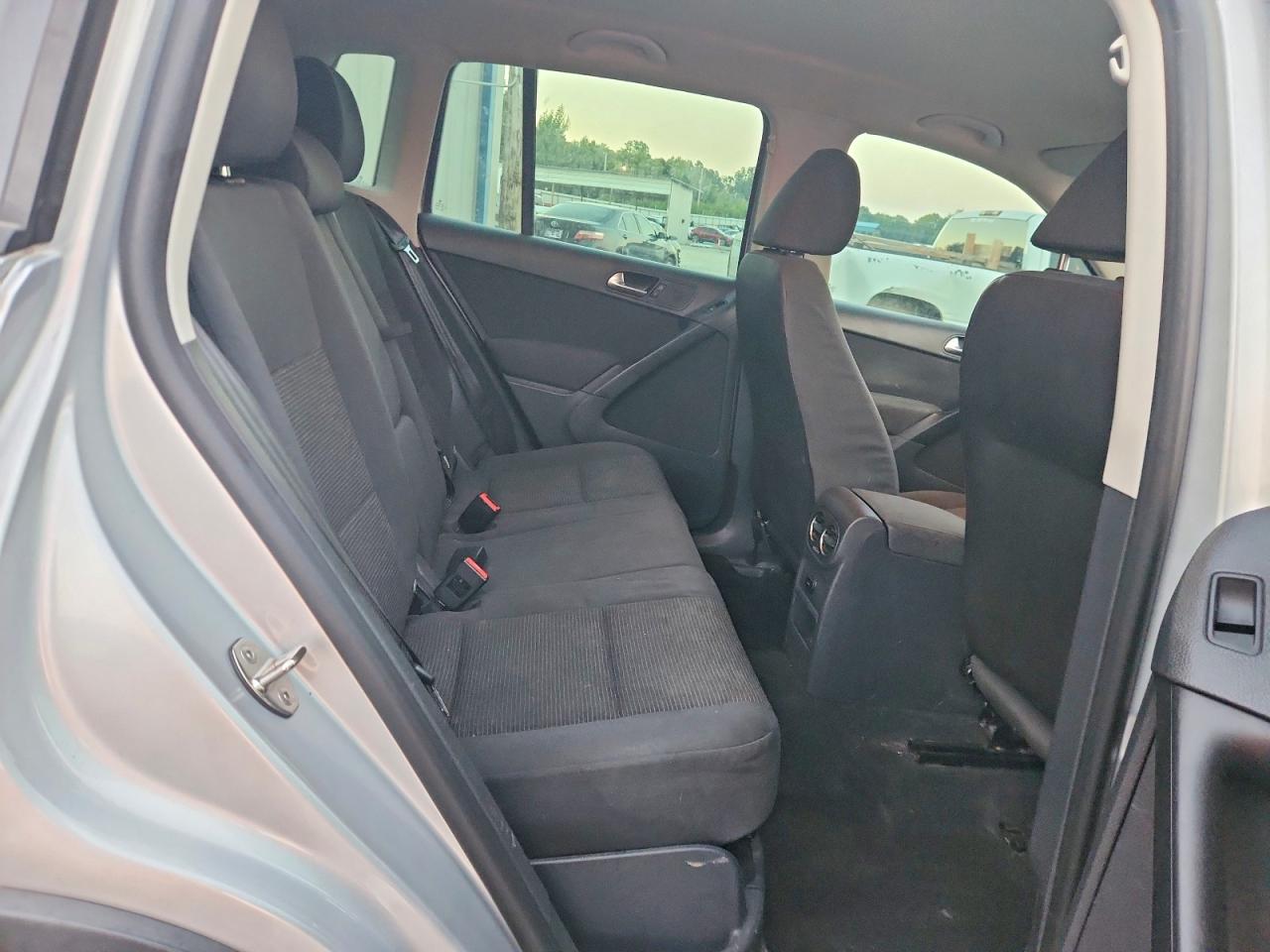 2013 Volkswagen Tiguan S Silver vin: WVGAV3AX9DW624705