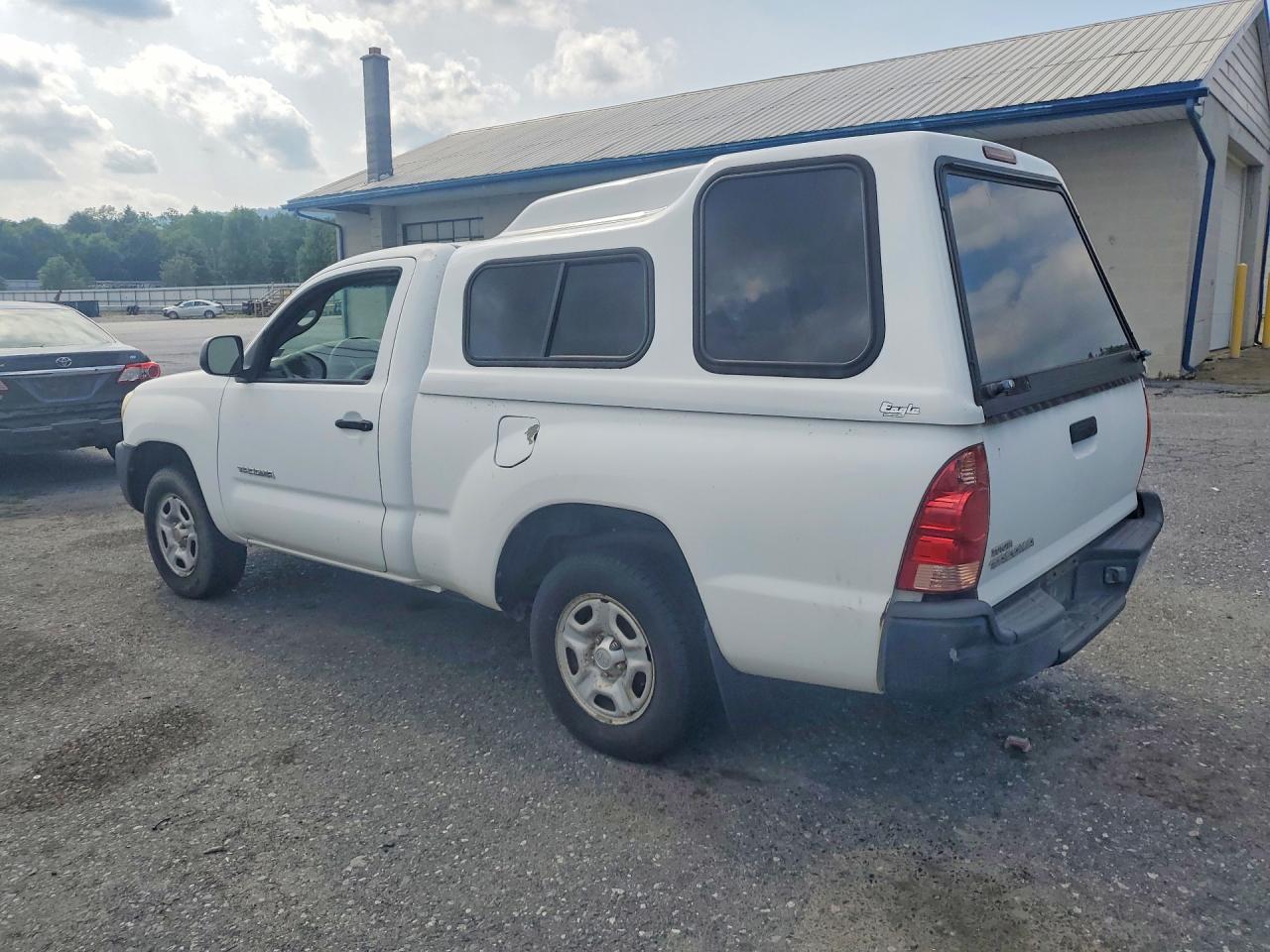 2005 Toyota Tacoma Base White vin: 5TENX22N15Z038995