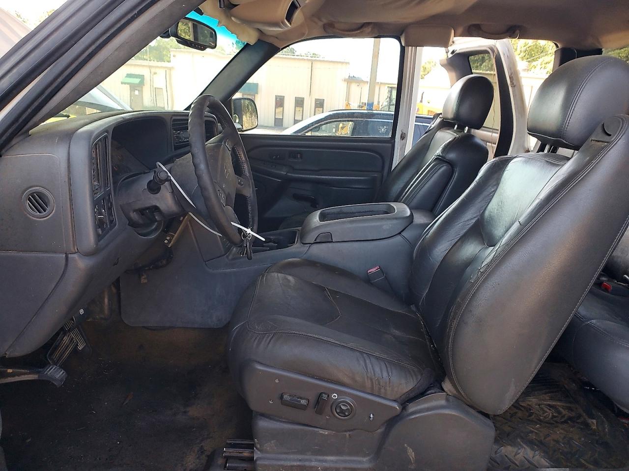 2004 Chevrolet Silverado C2500 Heavy Duty White vin: 1GCHC29U54E152134