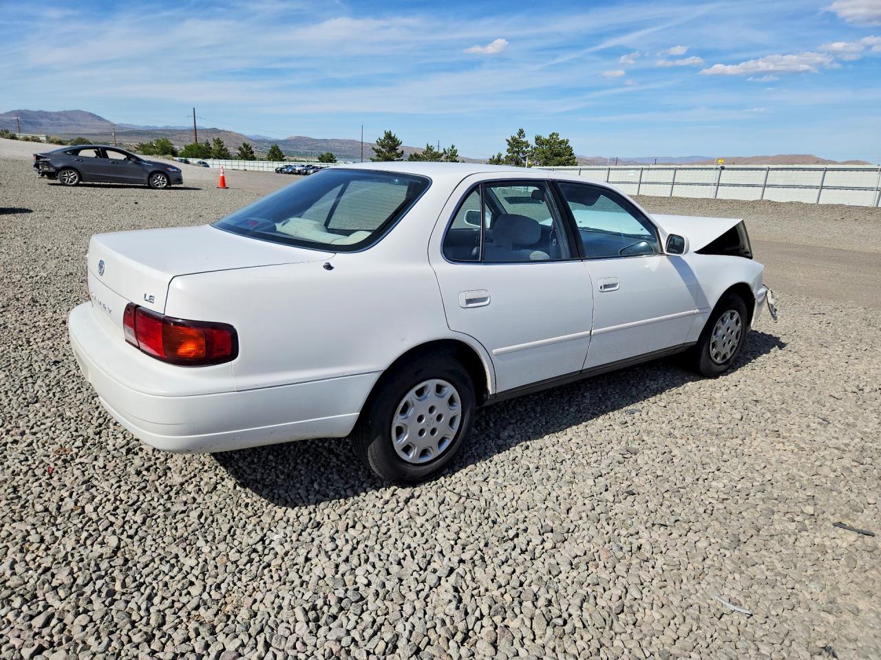1996 Toyota Camry Le White vin: JT2BG12KXT0346644