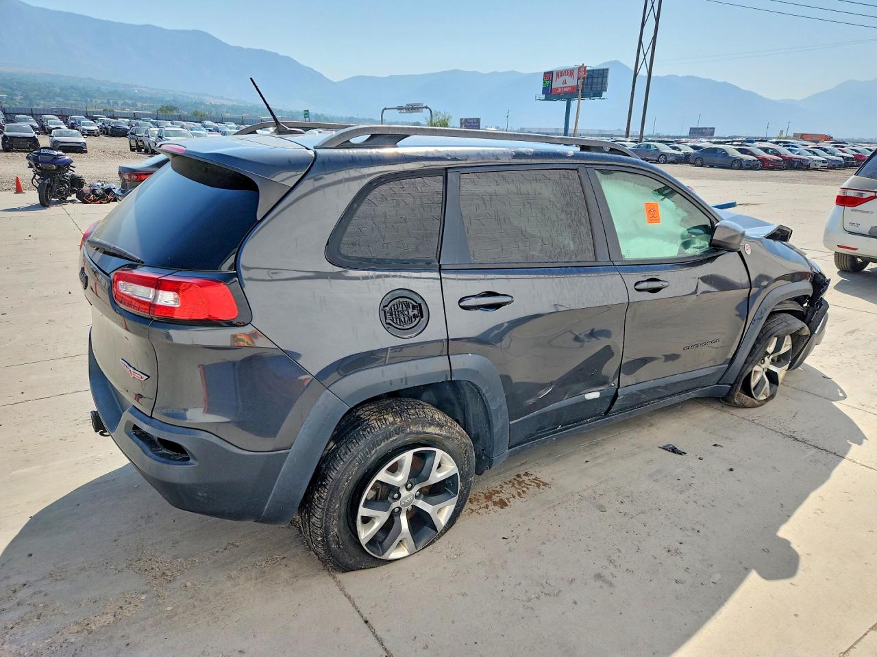 2015 Jeep Cherokee Trailhawk Gray vin: 1C4PJMBS0FW739926
