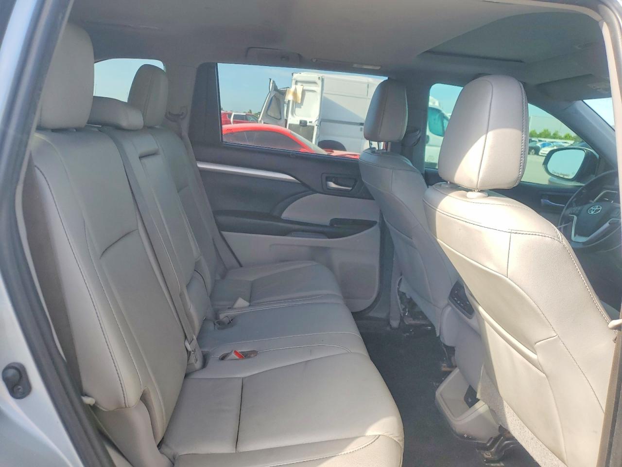 2019 Toyota Highlander Xle Silver vin: 5TDKZRFH2KS554219