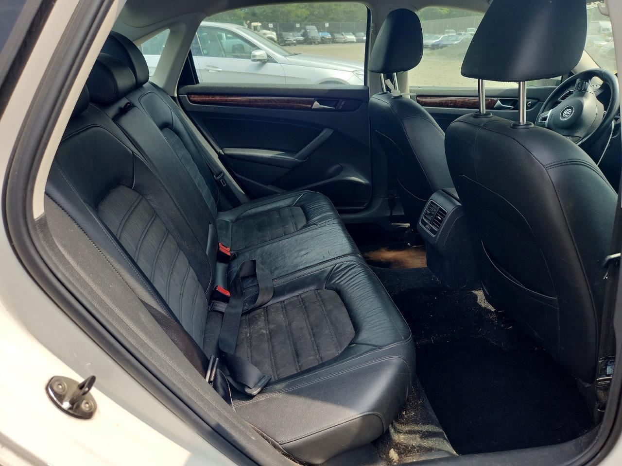 2013 Volkswagen Passat Sel White vin: 1VWCN7A39DC003724