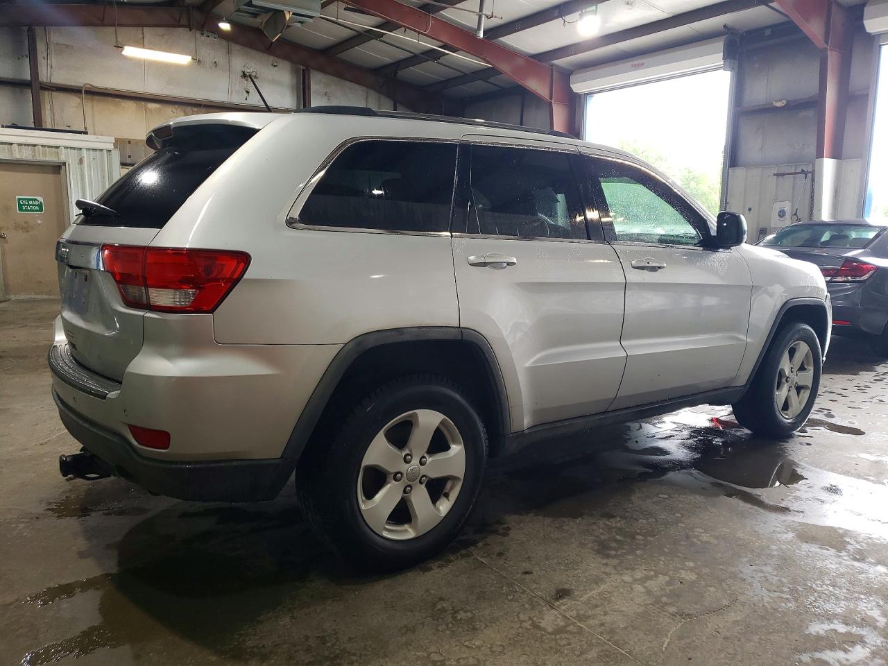 2011 Jeep Grand Cherokee Laredo Серебряный vin: 1J4RR4GG2BC543157