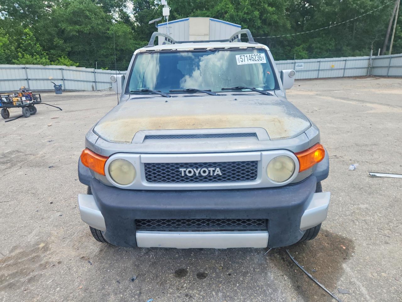 2010 Toyota Fj Cruiser Base Silver vin: JTEZU4BF4AK008656