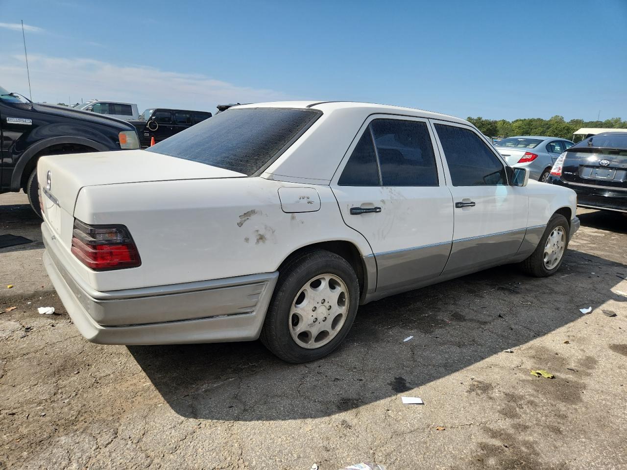 1995 Mercedes-benz E 320 Base White vin: WDBEA32E6SC263753